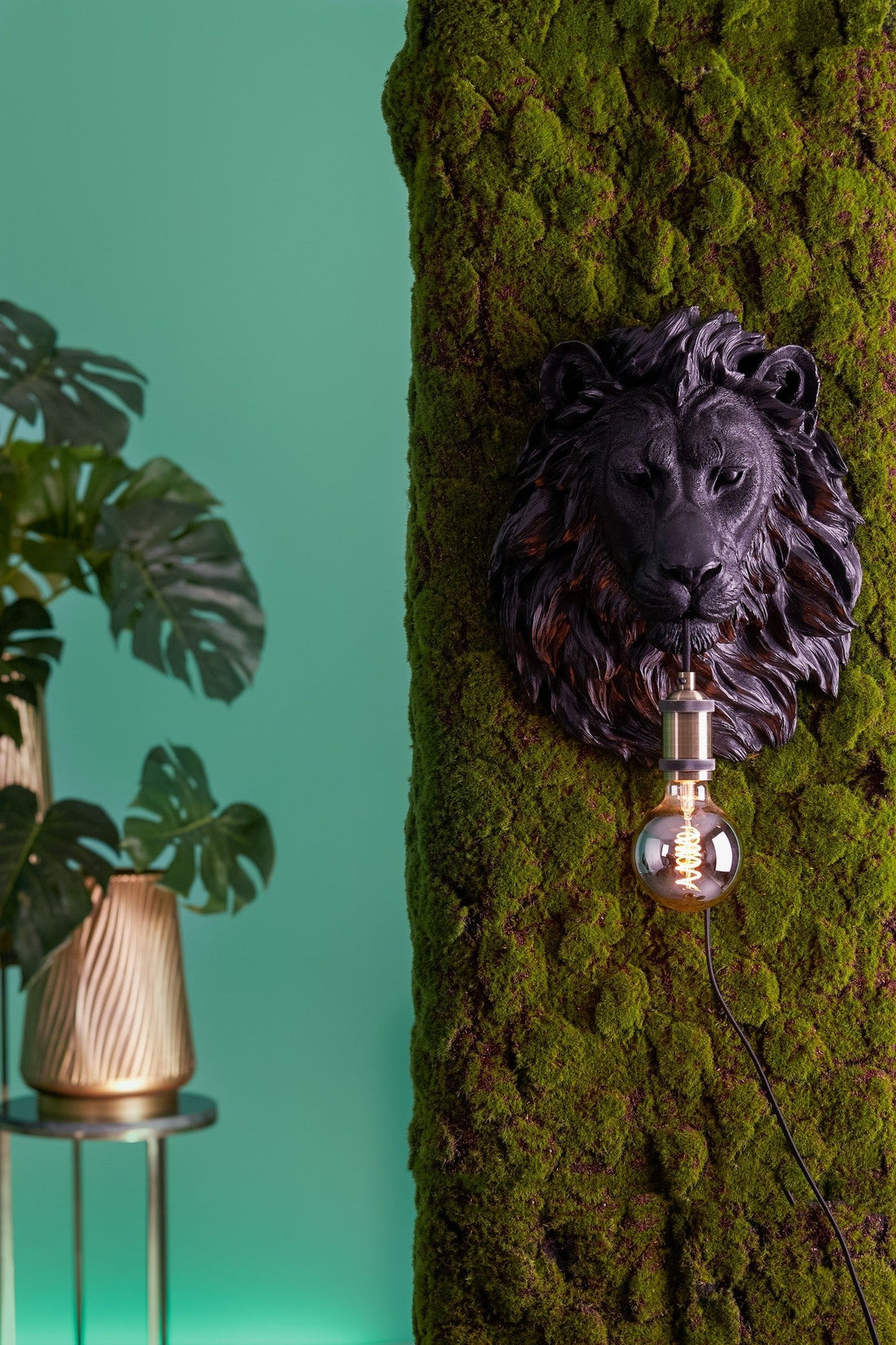 Dekorative LION Wandleuchte matt schwarz im Wohnzimmer