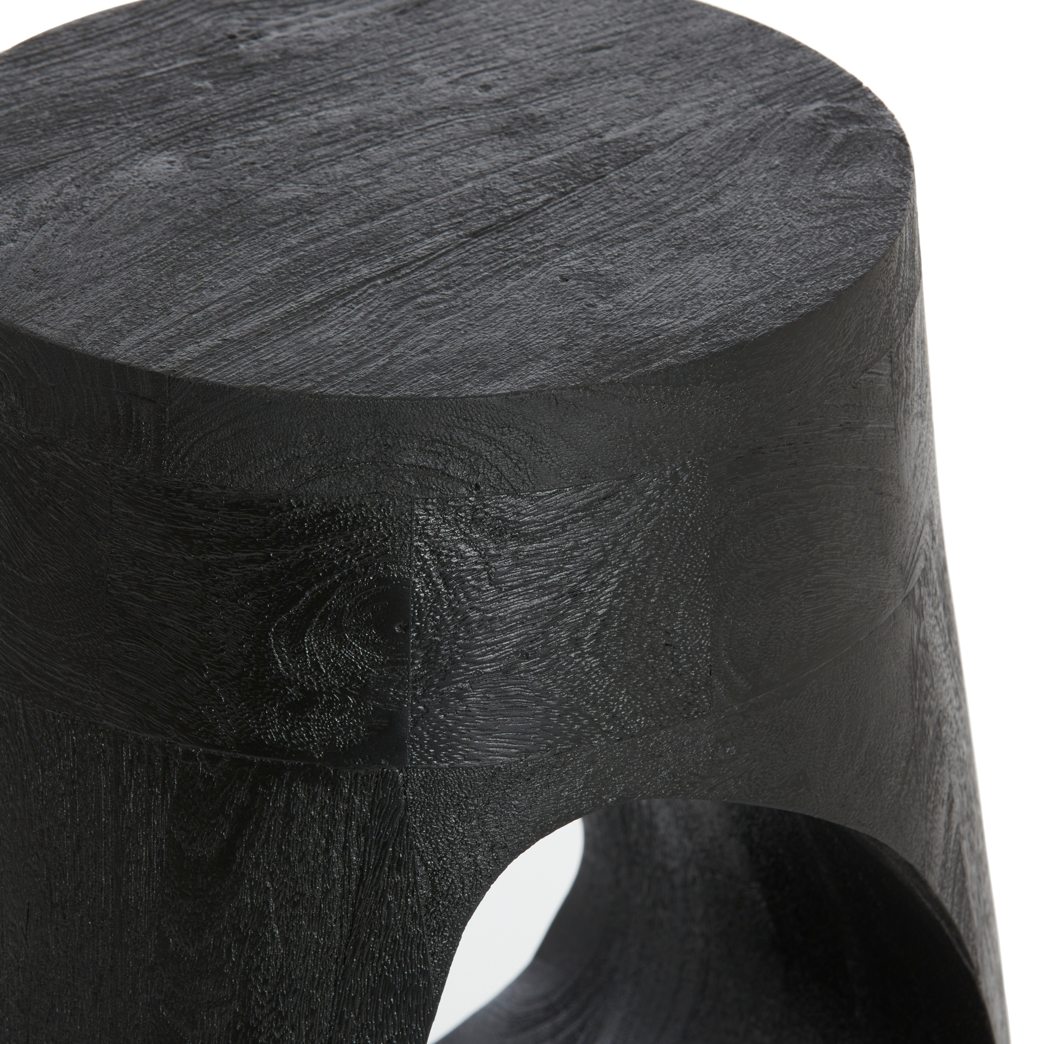 Detailansicht des Beistelltischs PARALIA aus Mangoholz.