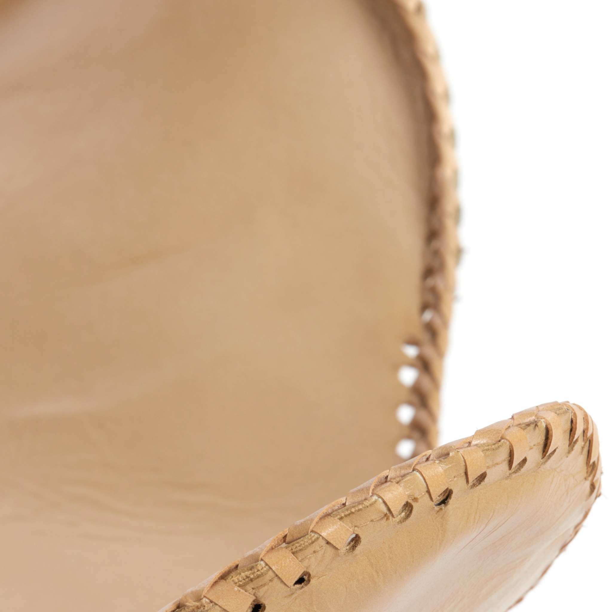 "Detailansicht der Naht und Textur des Leders am Light & Living Butterfly-Sessel."