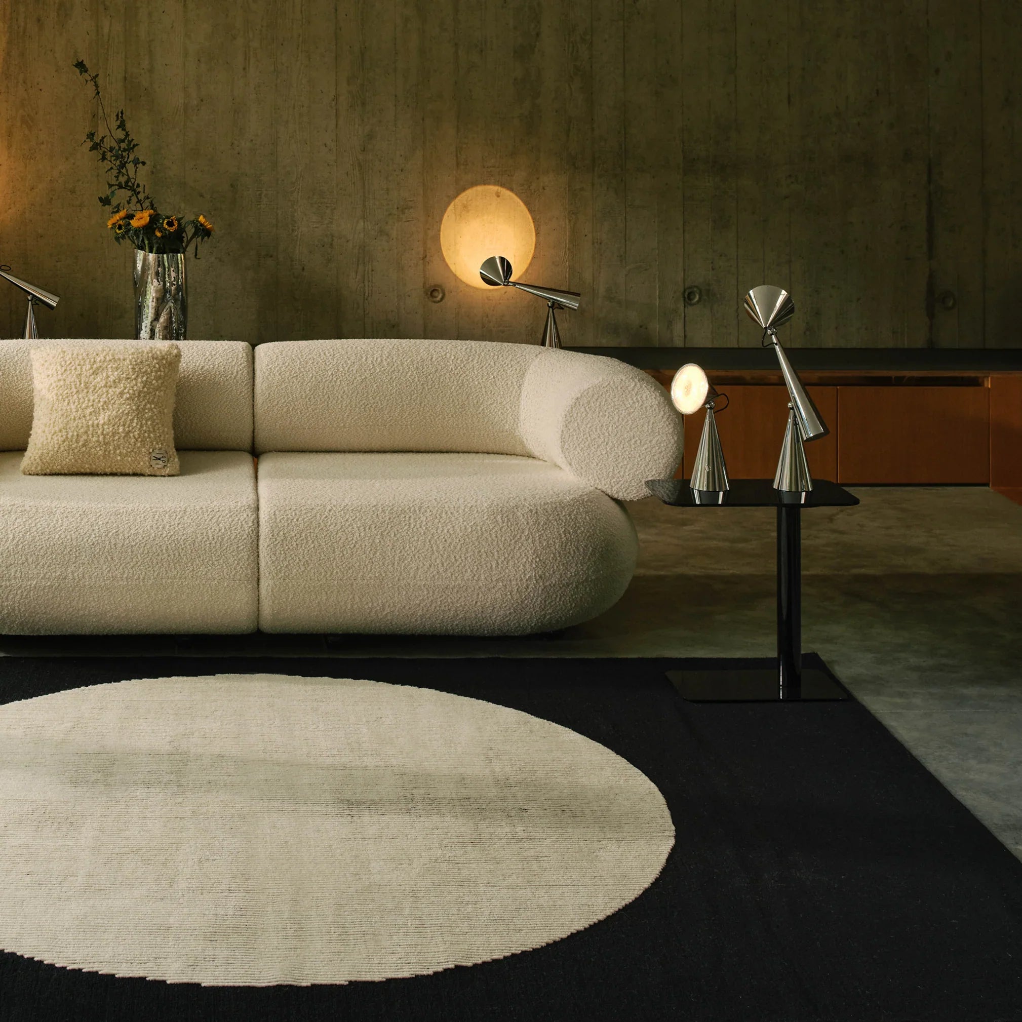 Disc Rug Interior Styling Teppich als zentrales Gestaltungselement in modernem Wohnraum platziert