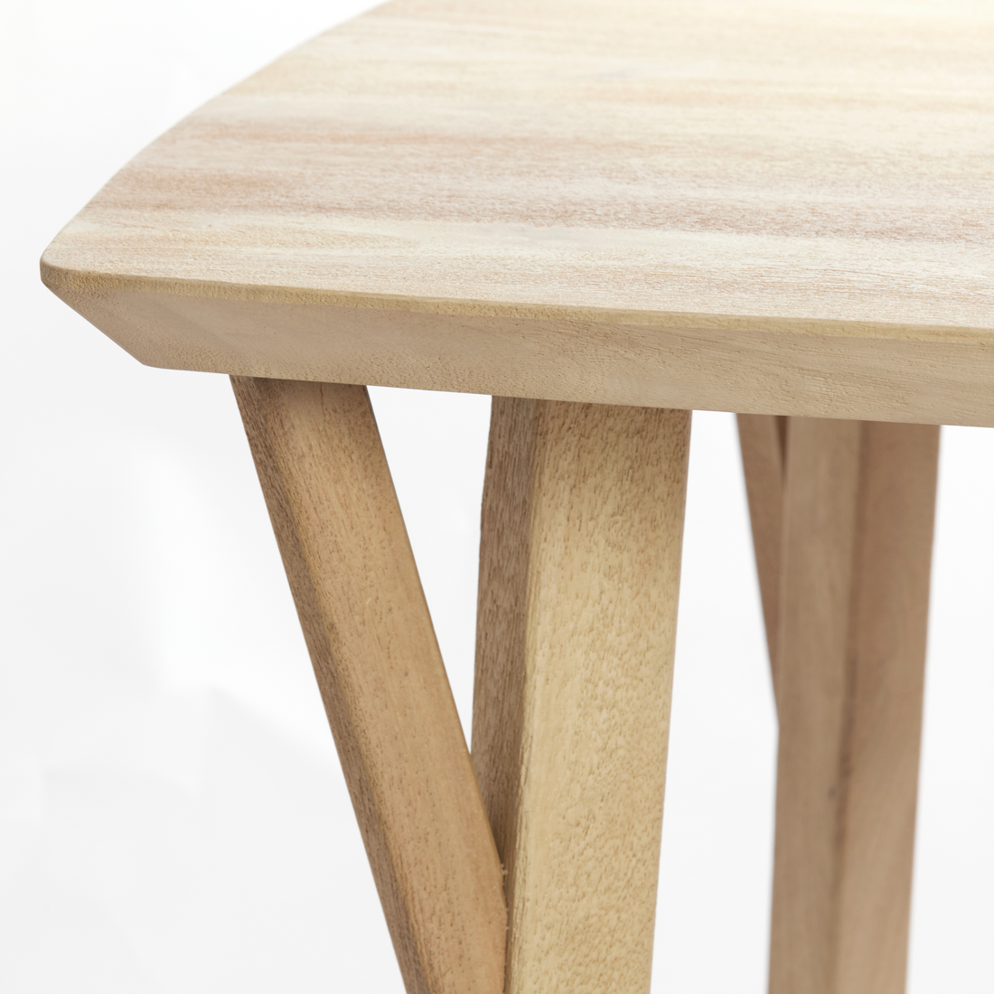 Nahaufnahme der Tischplatte des QUENZA Esstisches