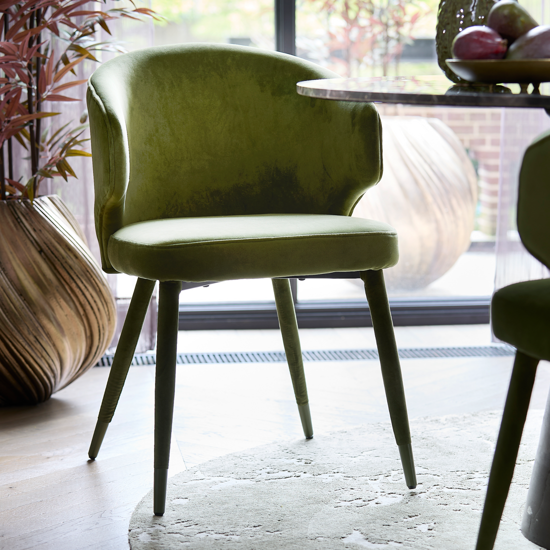 Essensstuhl KOSAKA in Olivgrün im minimalistischen Design