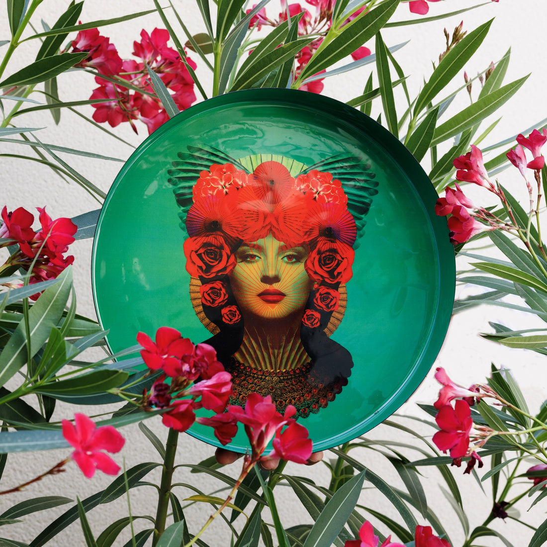 Handgefertigtes Tablett mit leuchtend grünem Hintergrund und surrealem Frauenporträt in Rot- und Rosatönen, eingebettet in florale Details.