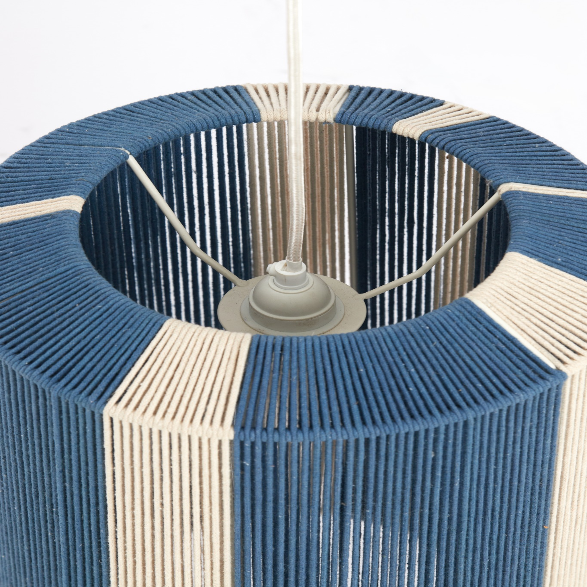 Nahaufnahme der blauen und crèmefarbenen Textur der KOZANA Hängelampe