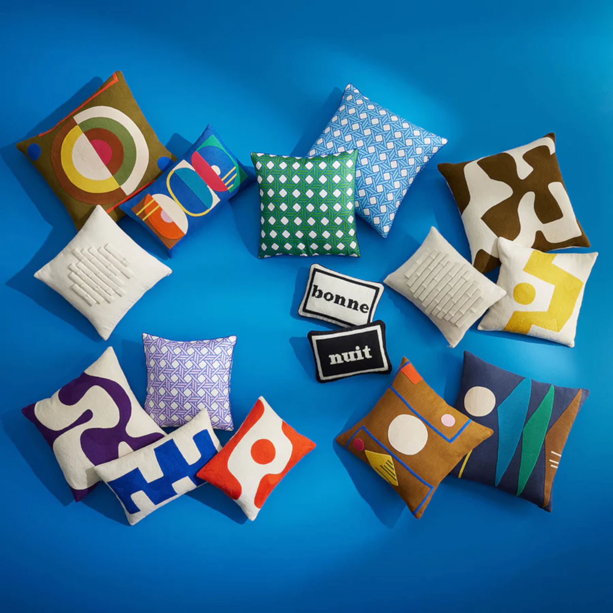 Cojín OJAI CURVES, rojo-blanco, bordado a mano