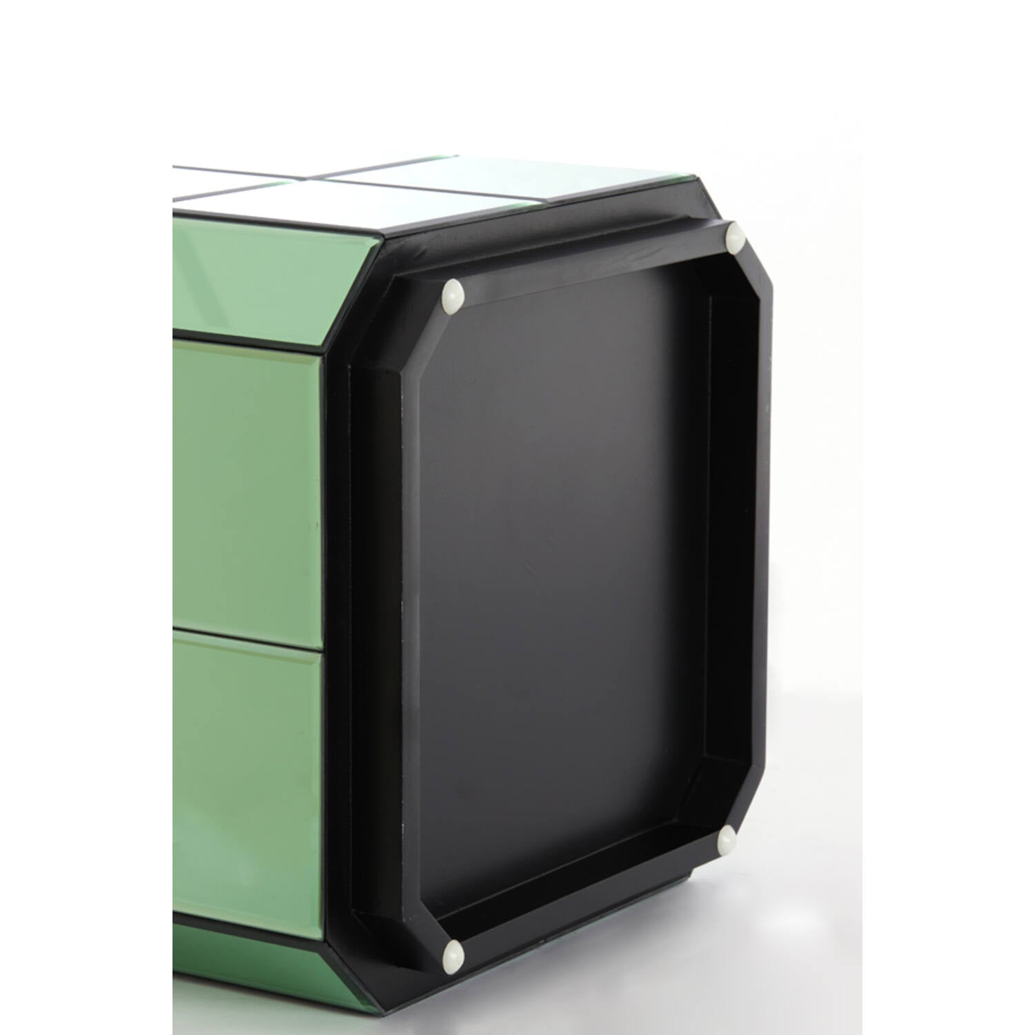 Darstellung der Saeule im einfallenden Licht mit starken Reflexionen und glaesernen Tiefe.