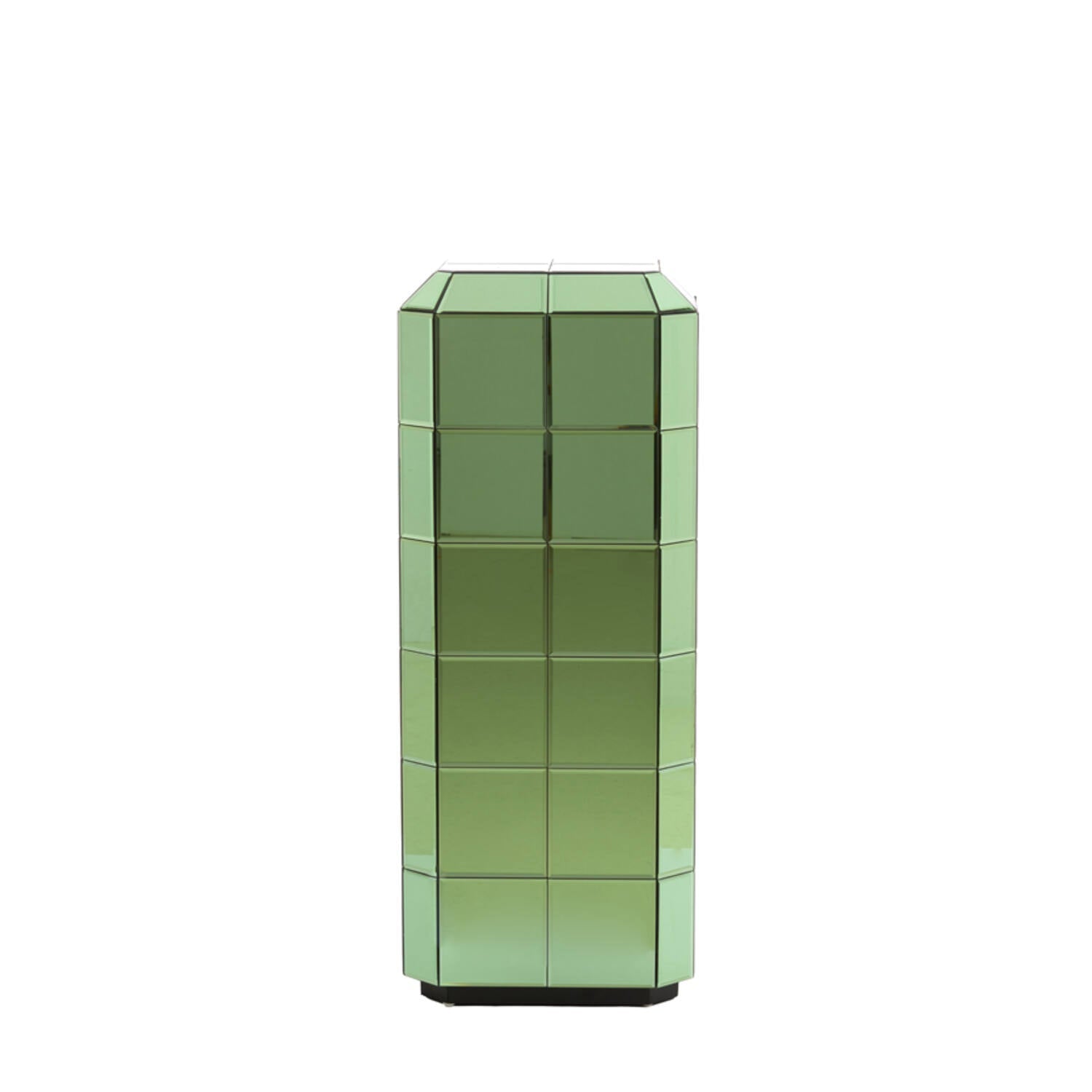 Minimalistische Produktdarstellung der quadratischen Glassaeule als elegantes Designobjekt.