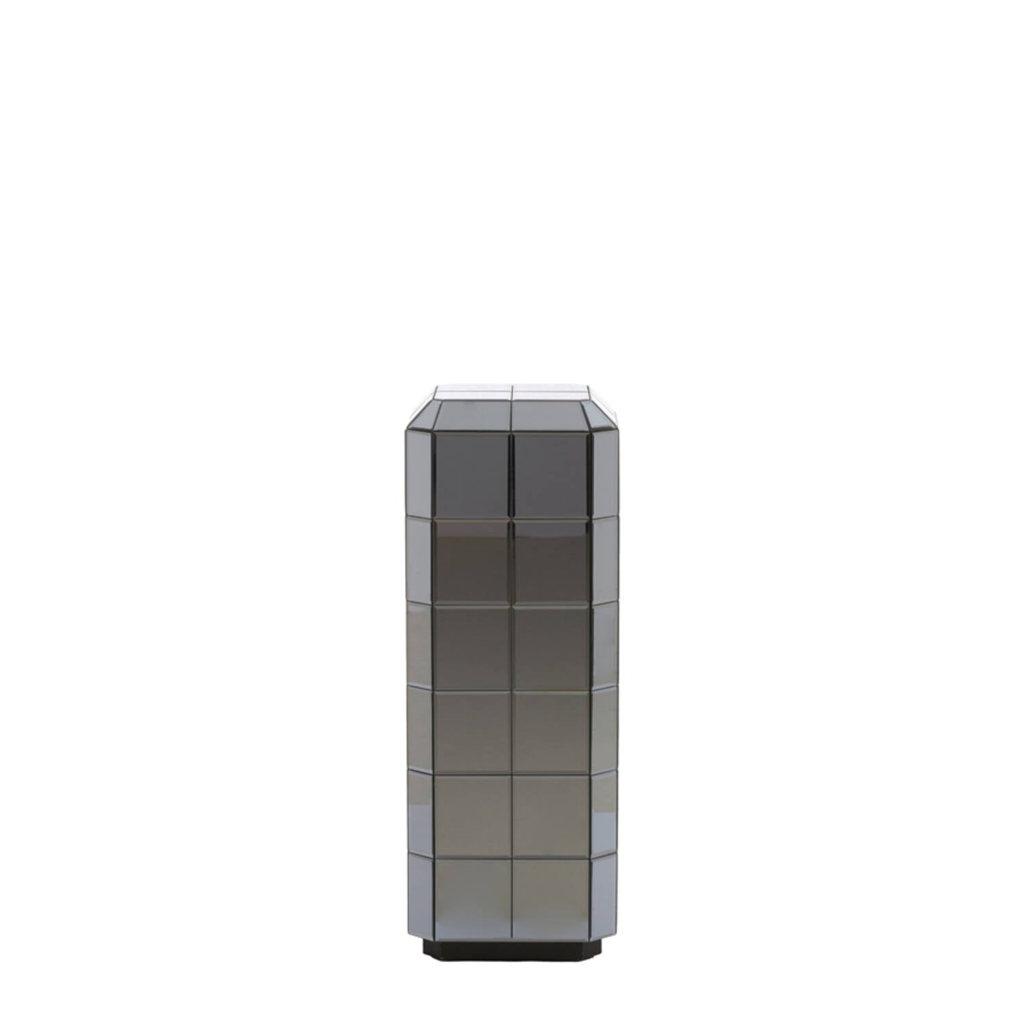 Minimalistische Produktdarstellung der quadratischen Rauchglas-Saeule als modernes Designobjekt.