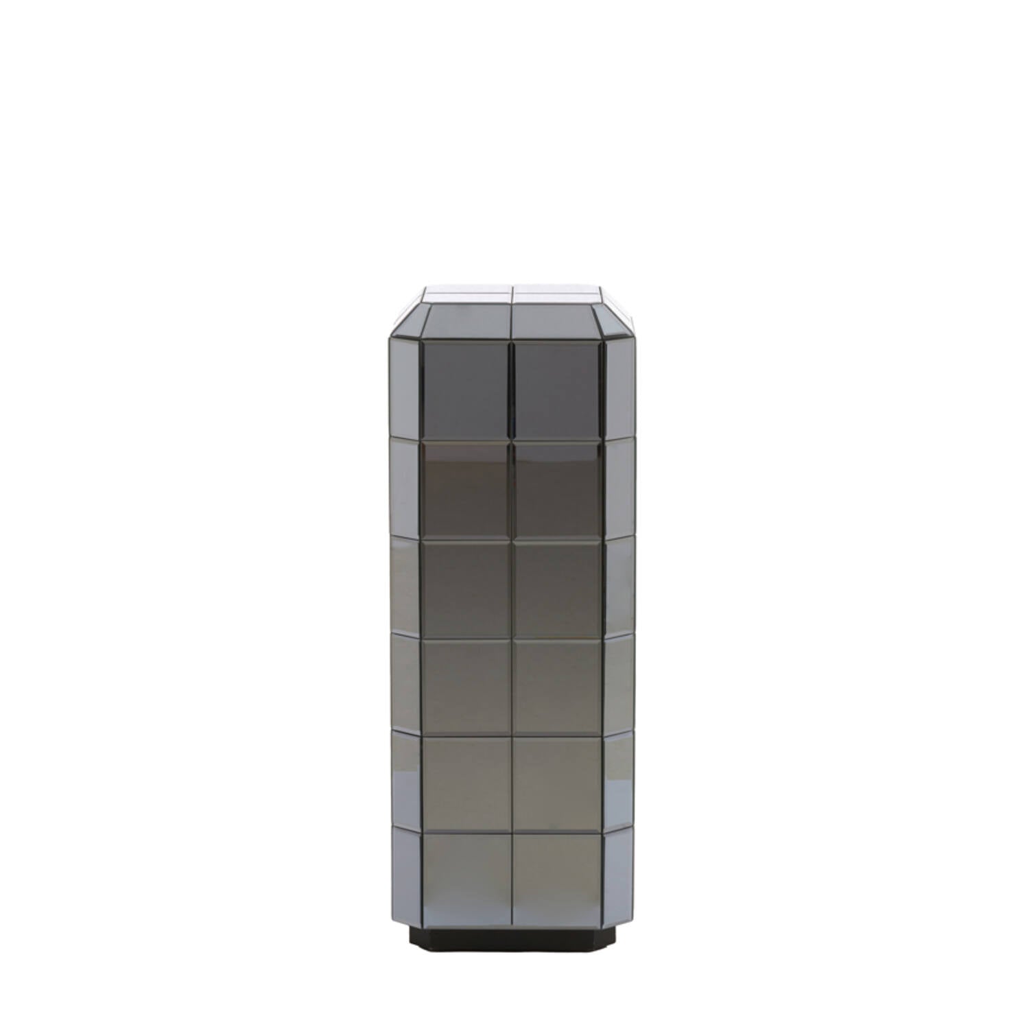 Minimalistische Produktdarstellung der grossen quadratischen Rauchglas-Saeule als Designobjekt.