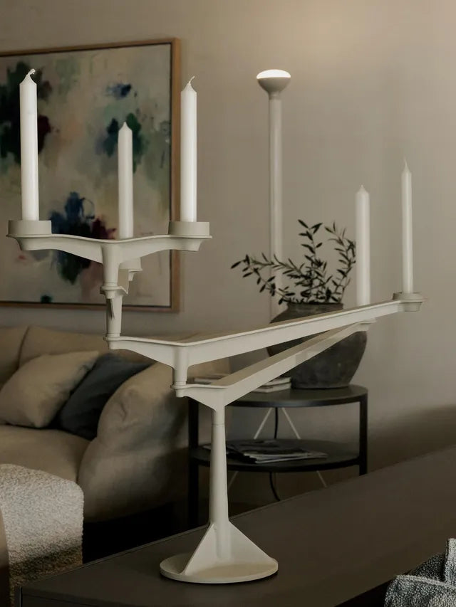 Skulpturaler großer Candelabra in Putty Farbe von Tom Dixon als modernes Interior Design Objekt im Wohnraum