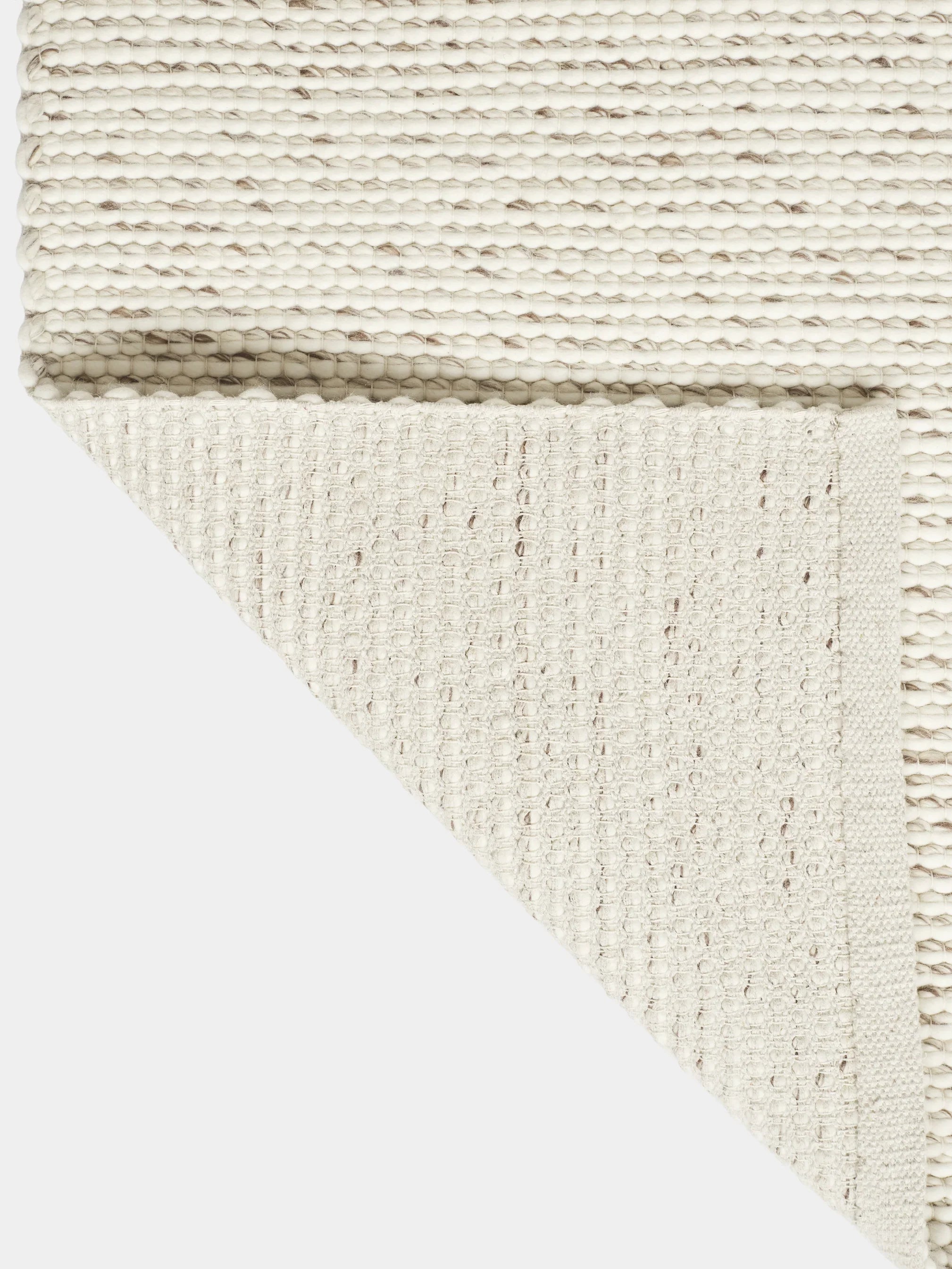 Loopy rug interior styling Teppich in modernem Wohnraum als Einrichtungselement platziert
