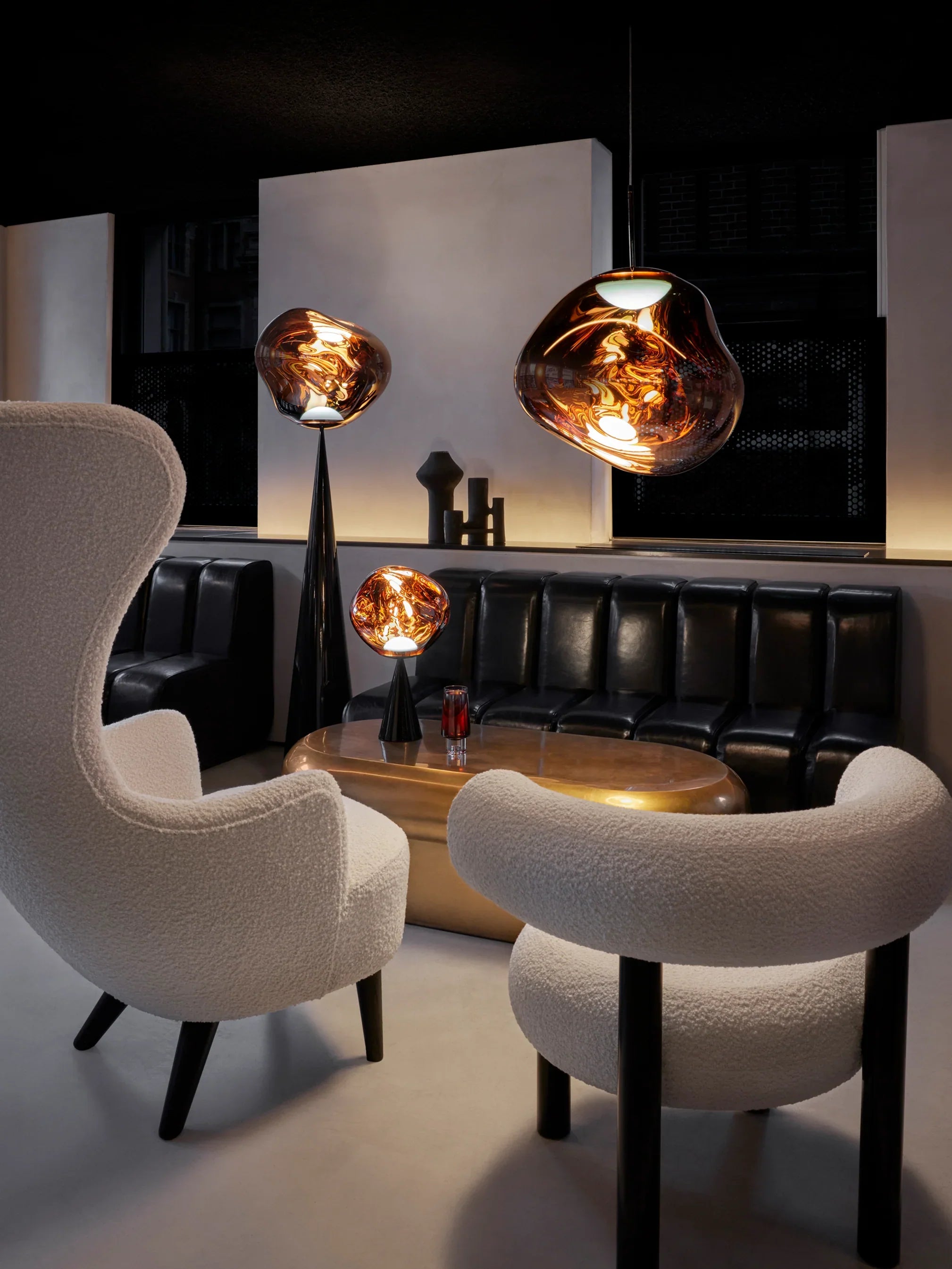 Kupferfarbene Melt Pendelleuchte von Tom Dixon aus Polycarbonat im Wohnzimmer.