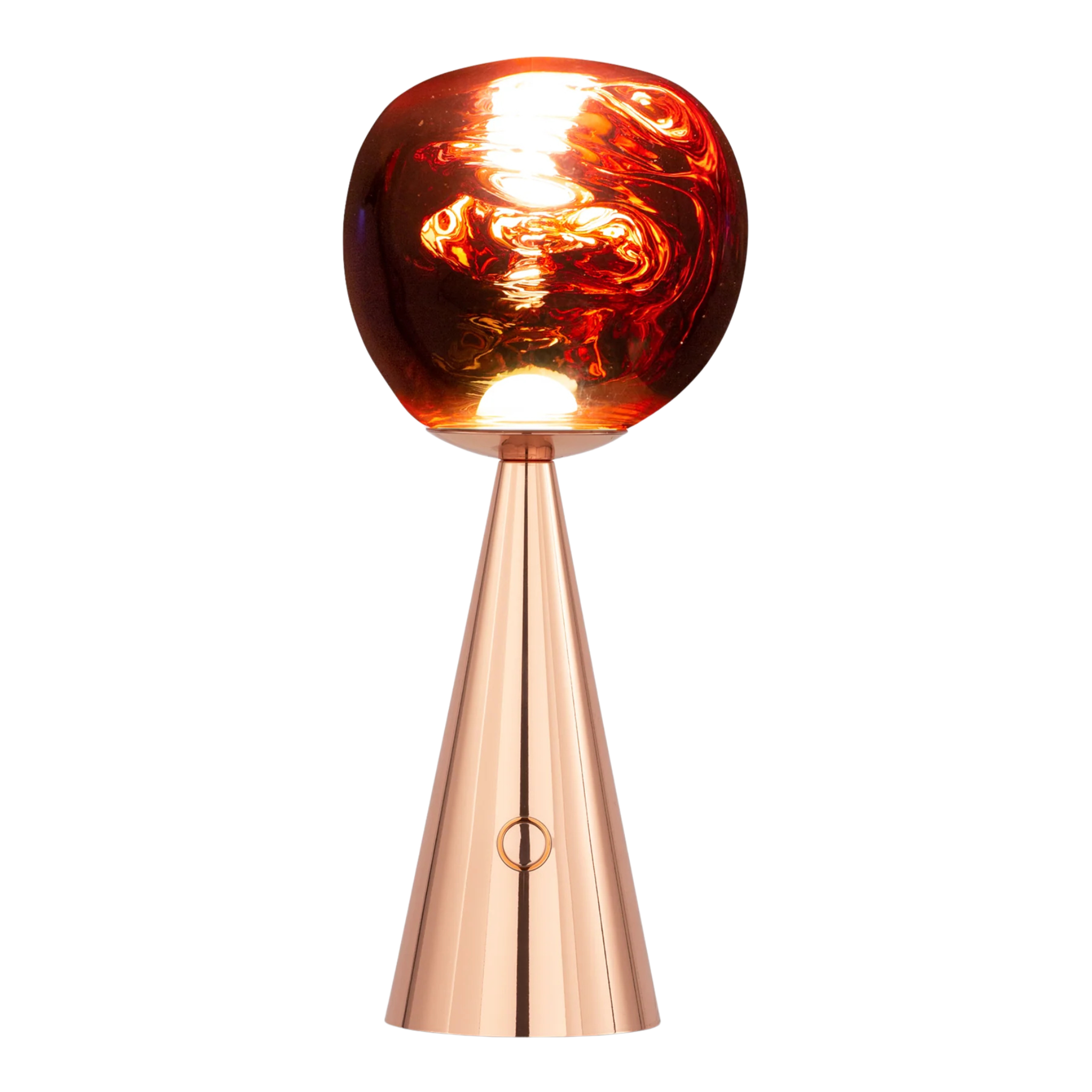 Melt Portable Light in Kupfer von Tom Dixon mit verspiegelter Oberfläche und warmem LED Licht im eingeschalteten Zustand.