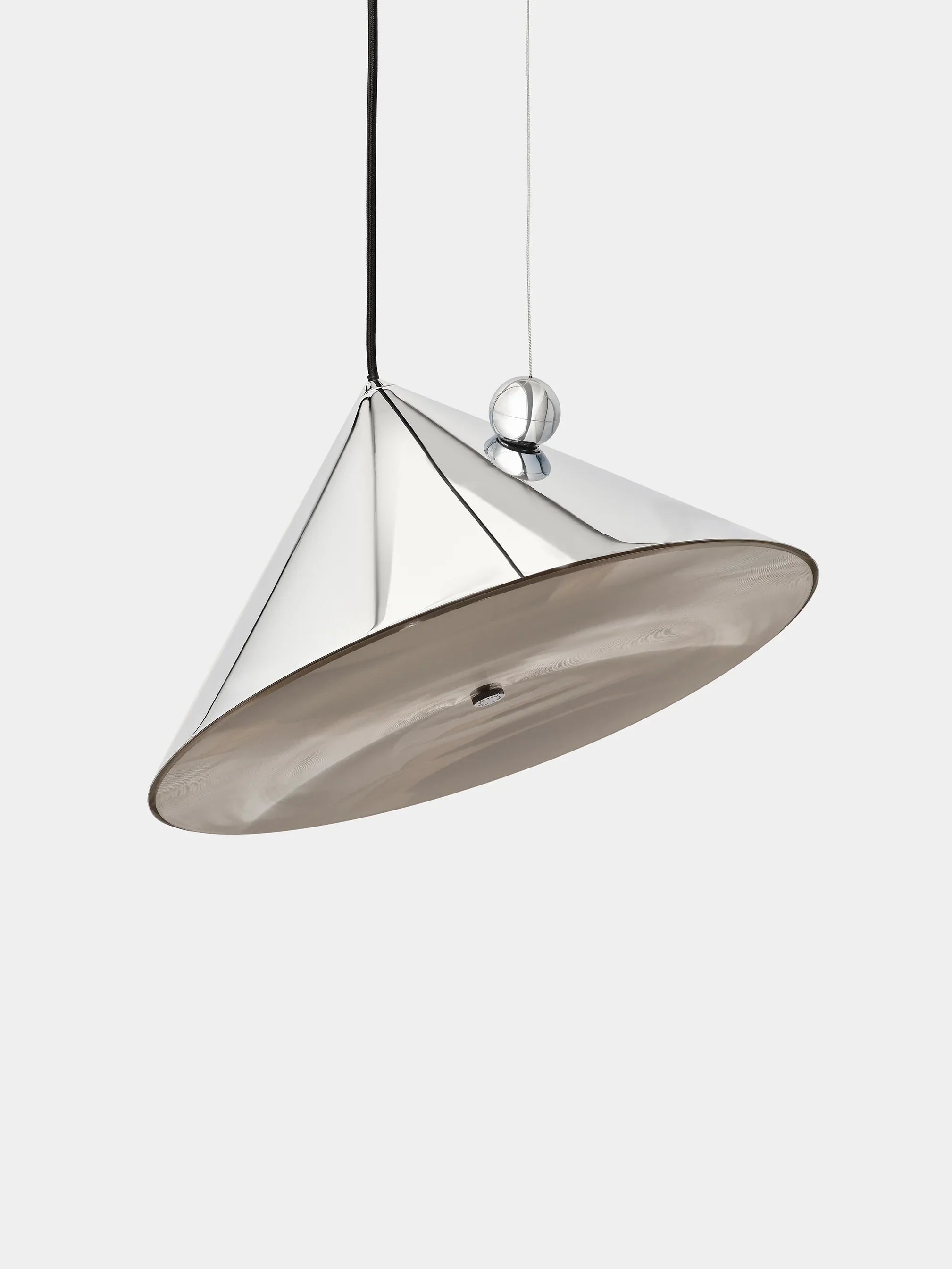 Atmosphärische Beleuchtung durch Pose Large Pendant im Wohnraum