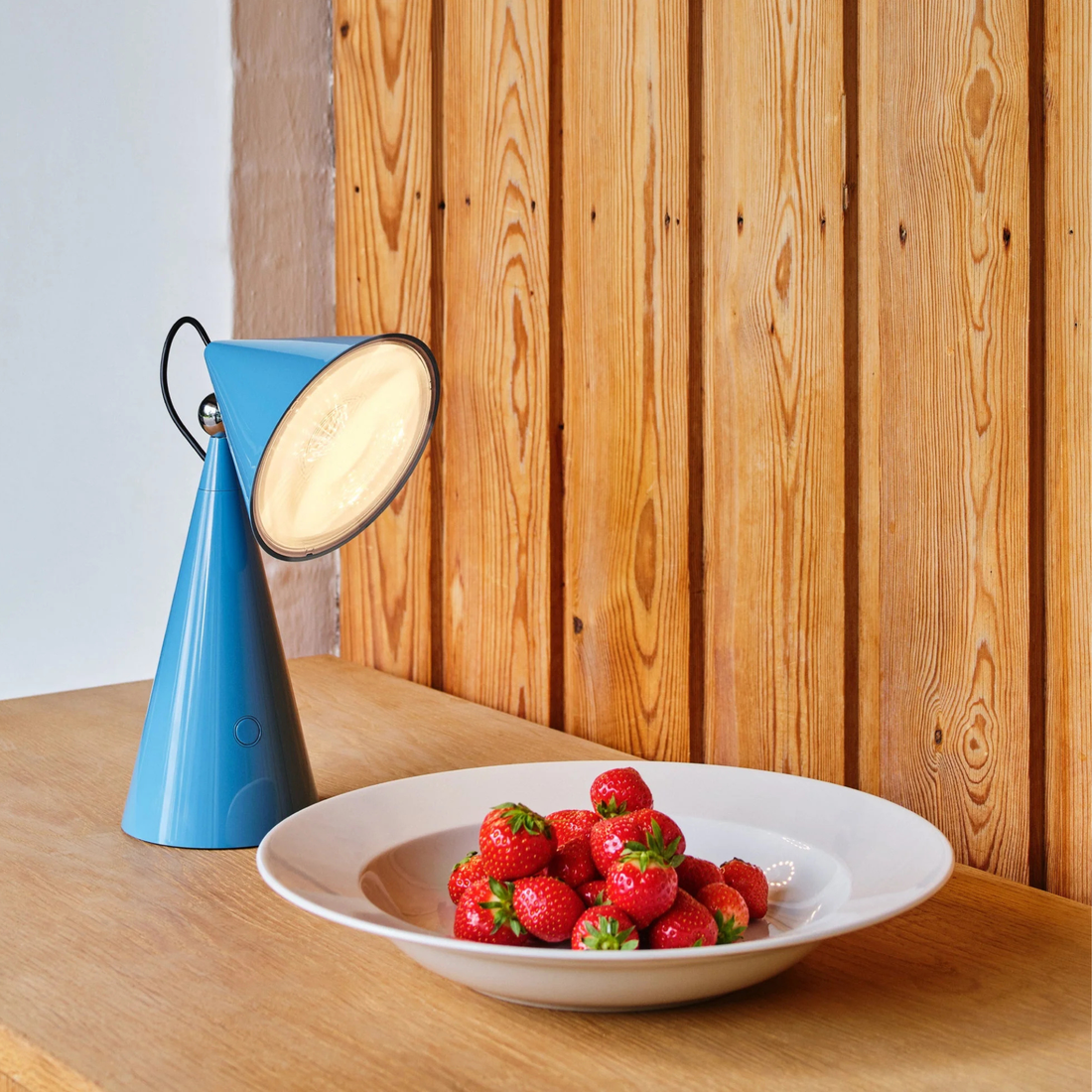 Pose Portable Light. Desinerlampe für den Tisch von Tom Dixon