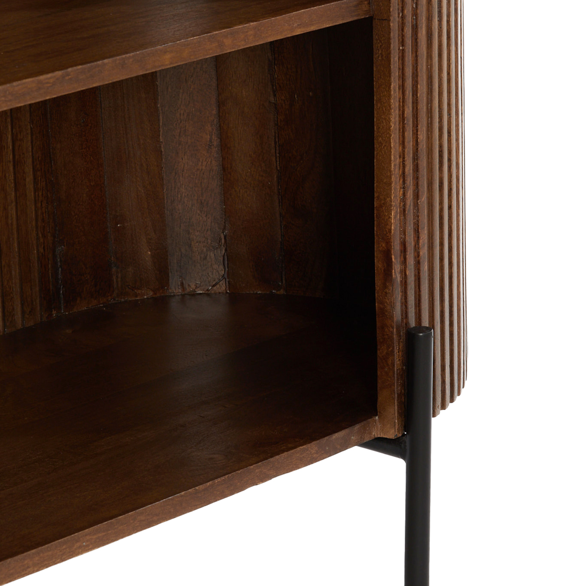 Elegantes Holzsideboard Dumosi in natürlicher Kaffeebohnenoptik.