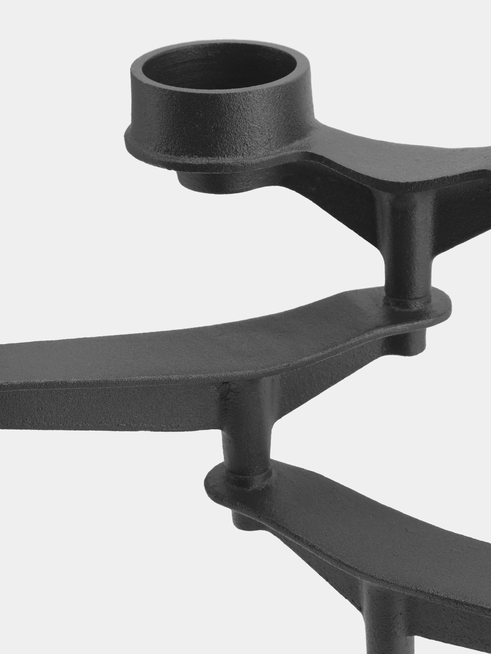 Kompakter Design Kerzenhalter Spin Mini von Tom Dixon auf Tisch arrangiert mit Kerzen als dekoratives Objekt