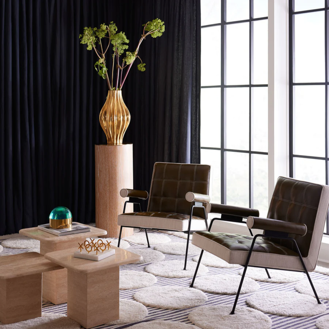 Design-Stuhl Belmondo von Jonathan Adler, elegant in Szene gesetzt mit luxuriösem Stoffbezug und modernem, skulpturalem Gestell.