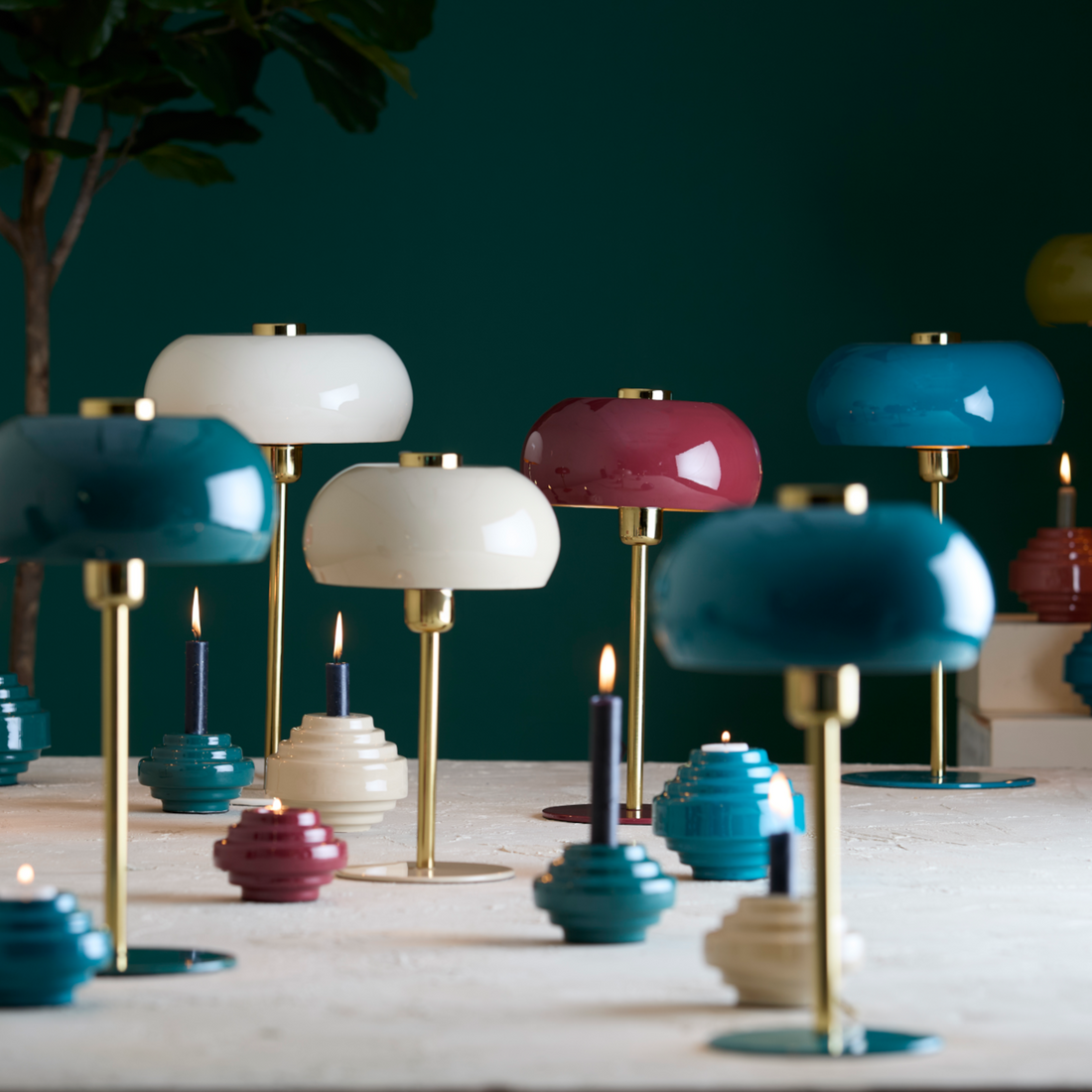 Elegante Tischlampen „SURIN“ von Light & Living in glänzenden Optionen.