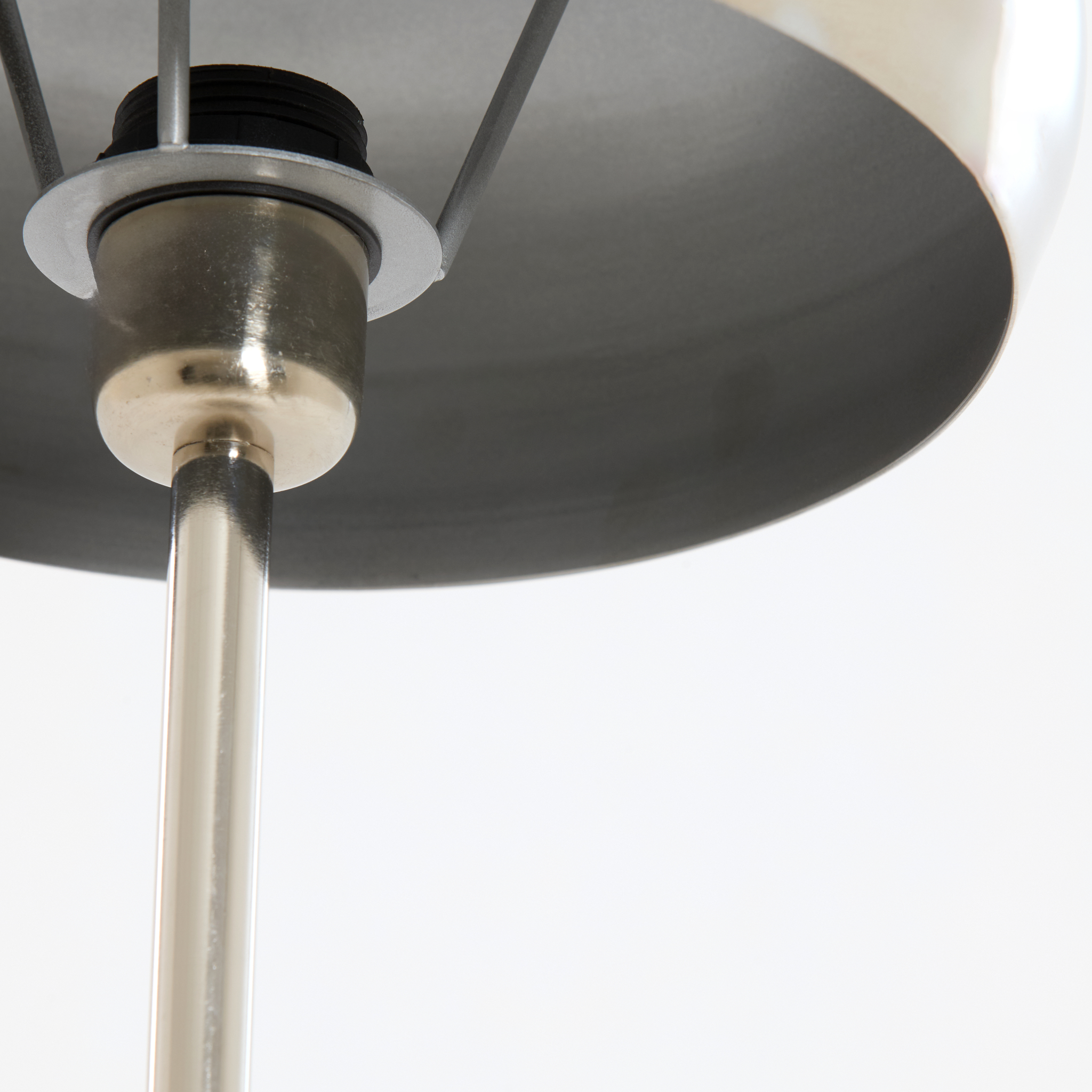 Tischleuchte in glänzendem Nickel, E27-Fassung