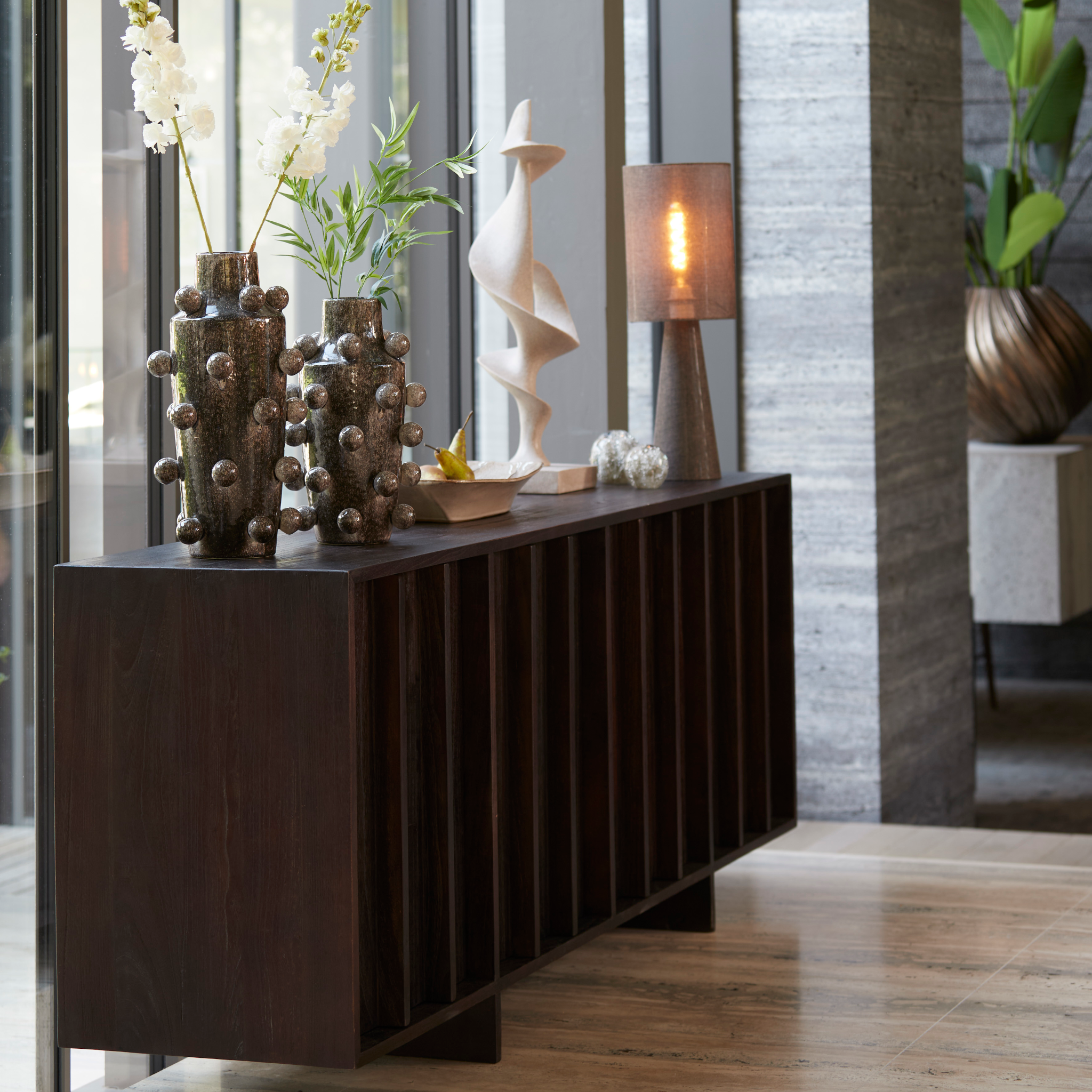 Stilvoller Schrank aus Mindiholz von Light & Living.