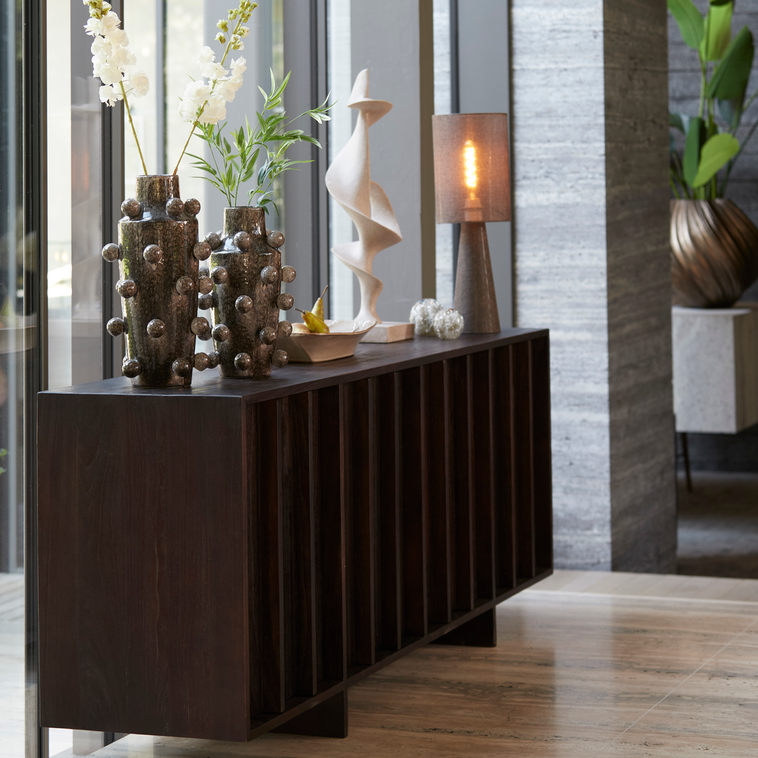 Stilvoller Schrank aus Mindiholz von Light & Living.