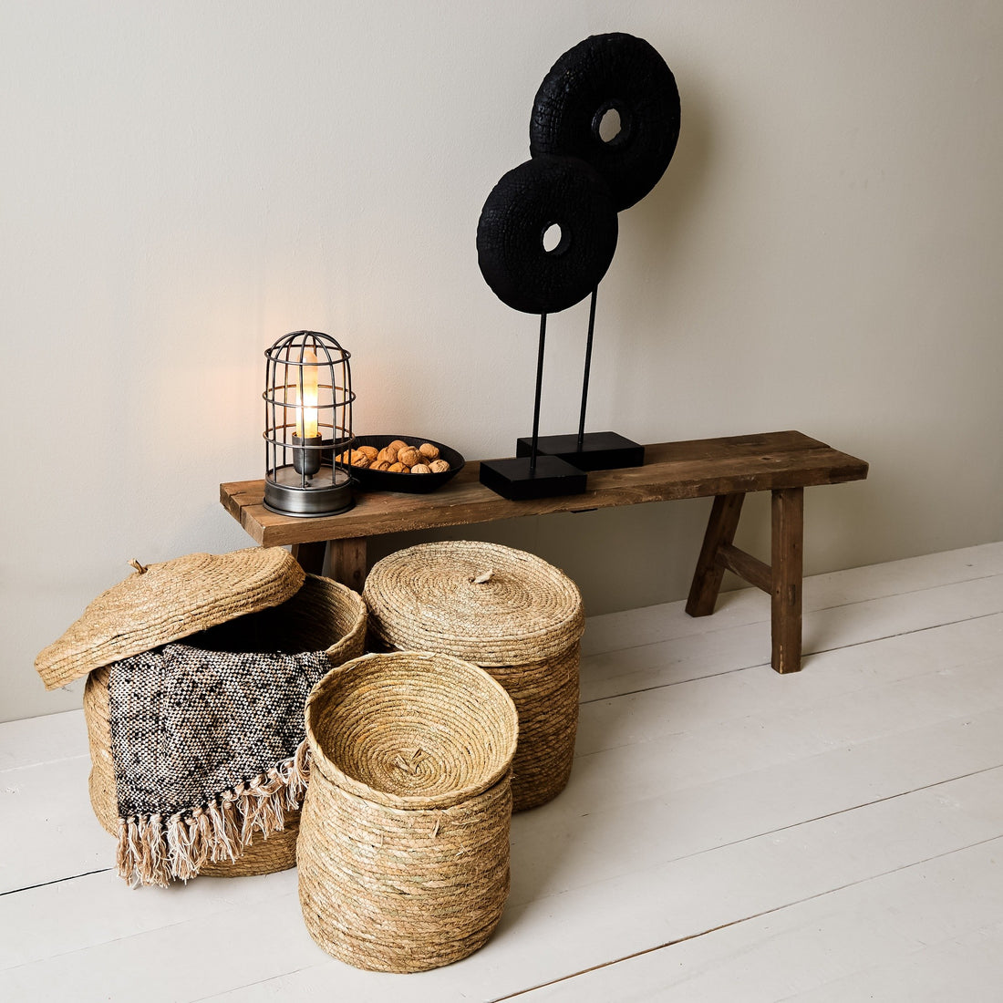 Sitzbank aus naturbelassenem Holz in rechteckiger Form