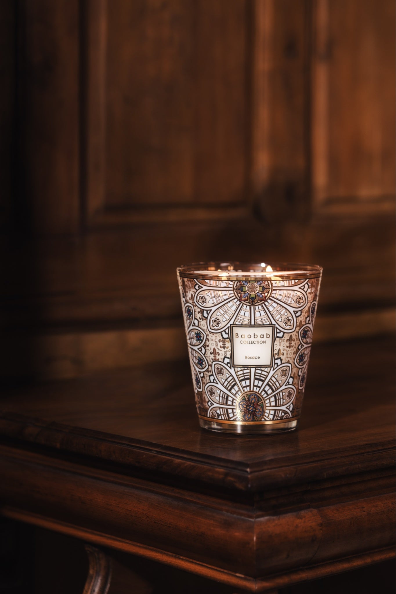 Baobab Collection Duftkerze Rosace – elegantes Glasdesign mit gold-weißen Ornamenten, Duft von Tanne, Vetiver und Holzkohlenfeuer