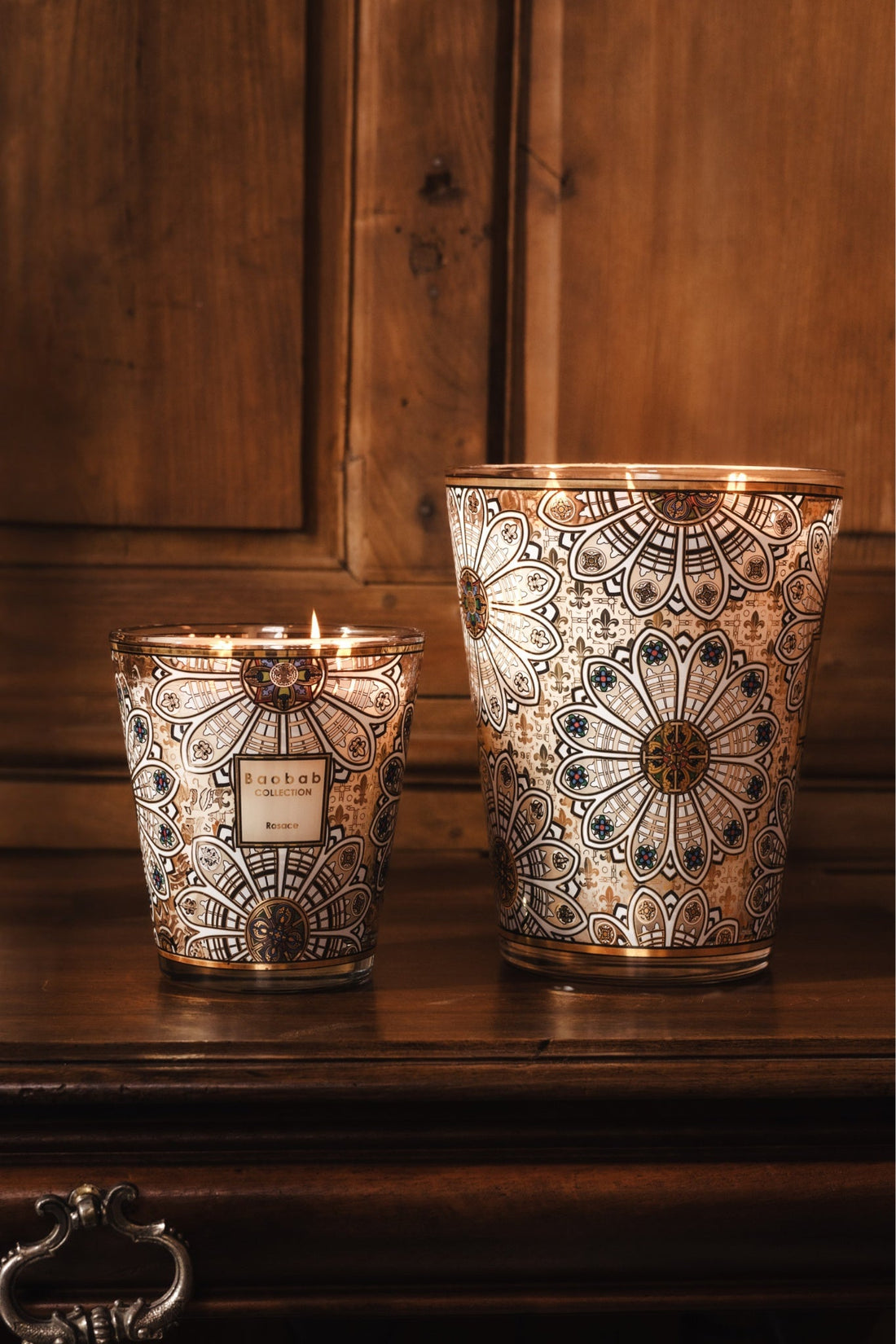 Baobab Rosace Duftkerze – große Kerze im Glas mit Rosettenmuster, holzige Duftnoten von Tanne, Vetiver und glühendem Holzkohlenfeuer