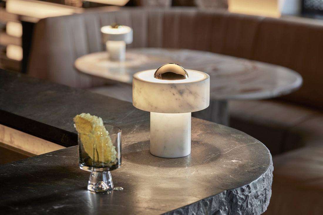 Bar Interior - Leuchte aus Marmor von Tom Dixon - portable LED Lights