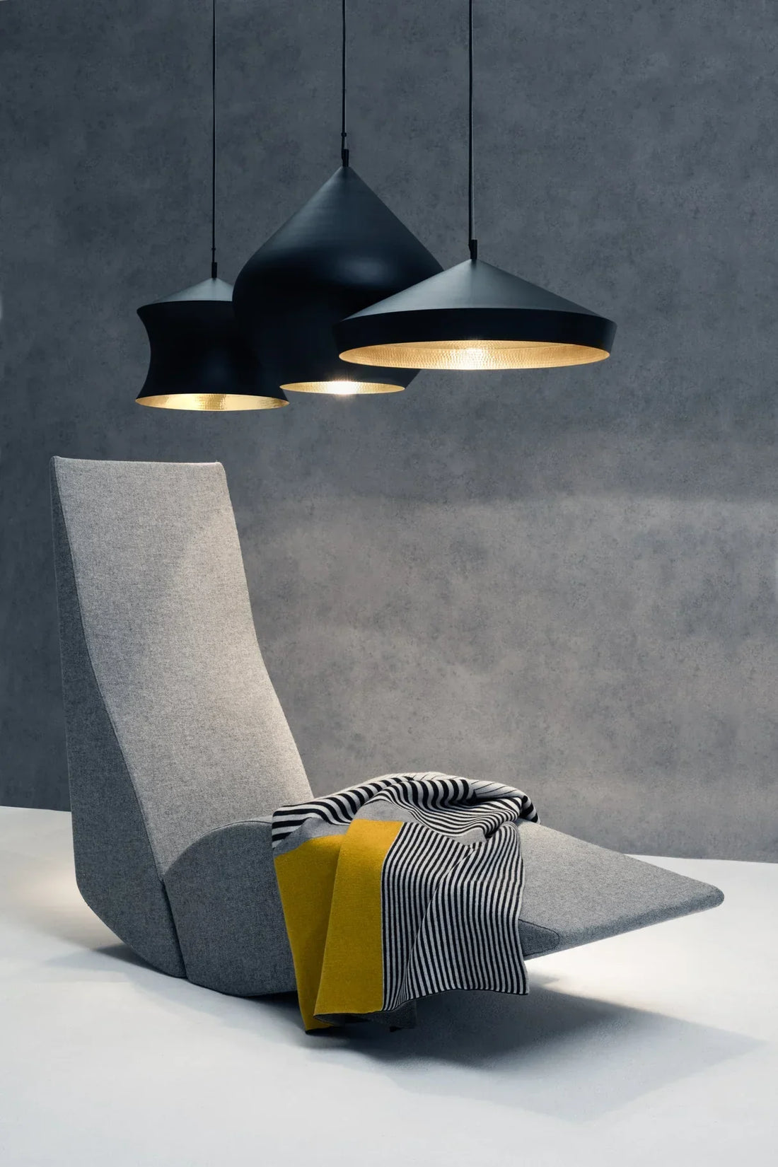 Beat Pendant Light von Tom Dixon als Design Pendelleuchte mit rundem Metallkörper und integrierter LED Beleuchtung im modernen Raum