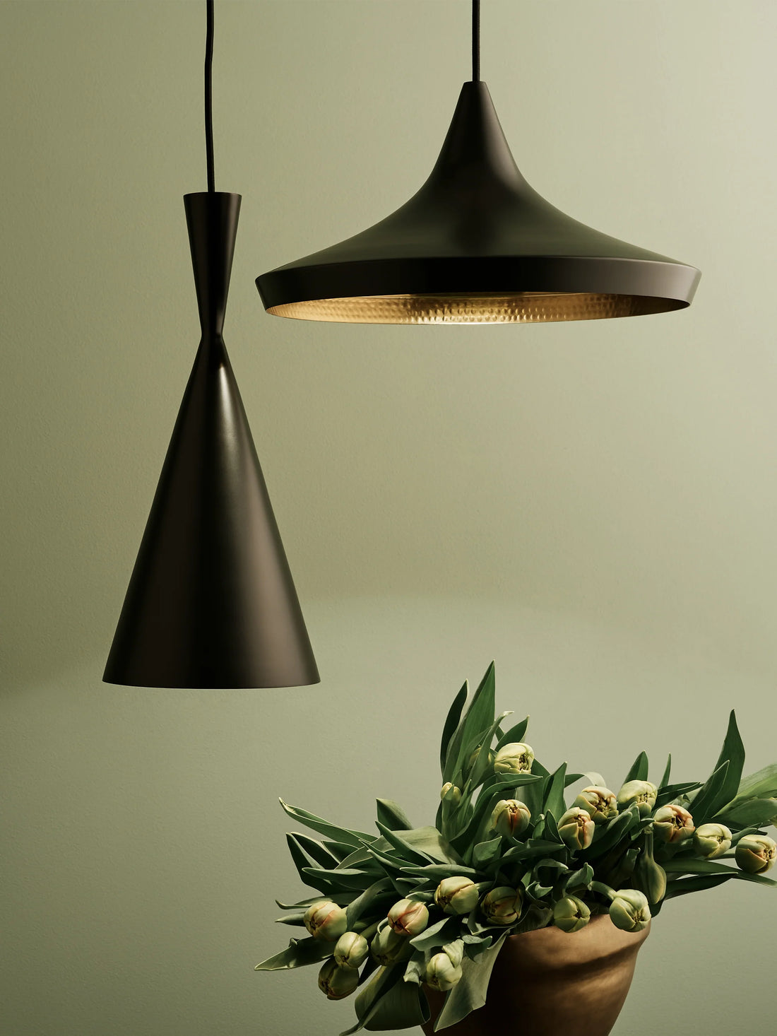 Moderne Beat Wide Pendelleuchte von Tom Dixon aus mattschwarzem Messing mit LED Ring Beleuchtung, minimalistisch in zeitgenössischem Wohnraum
