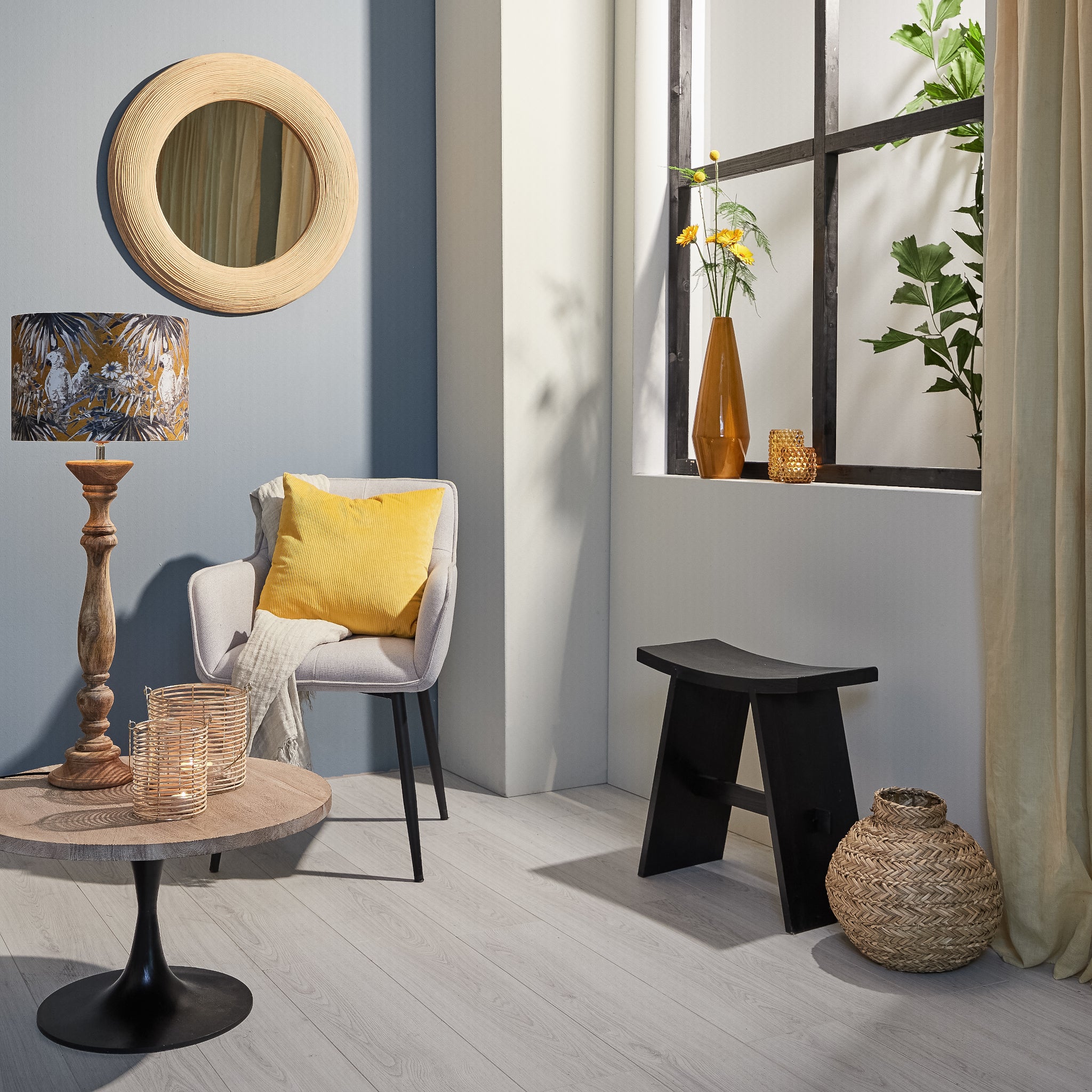 Wohnbeispiel mit Hocker NIEKE als Sitzgelegenheit im modernen Raum