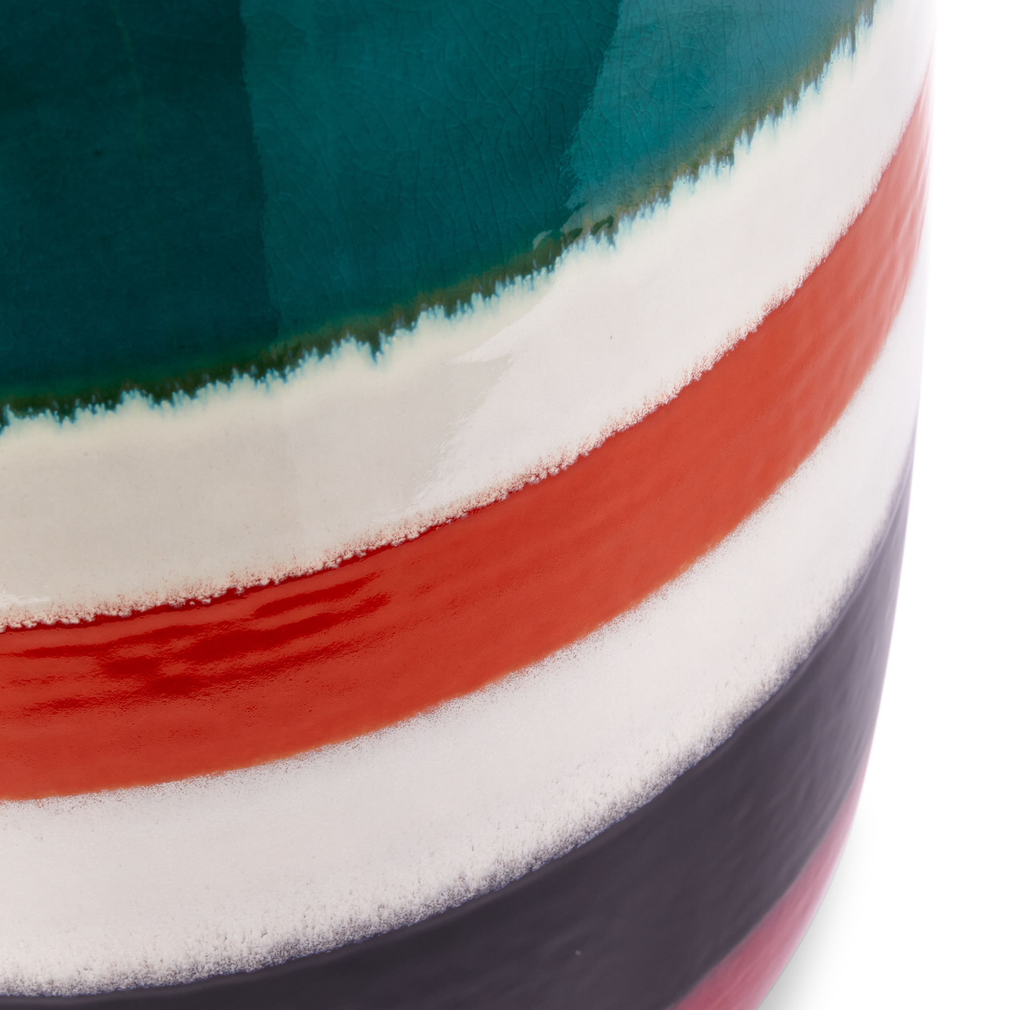 Mehrfarbiger Keramiktisch mit auffälliger Streifenoptik