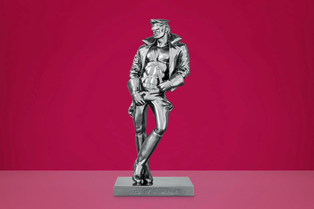 Buchstütze „Durk“ aus Gusskunstharz in metallischer Optik auf pinkem Hintergrund