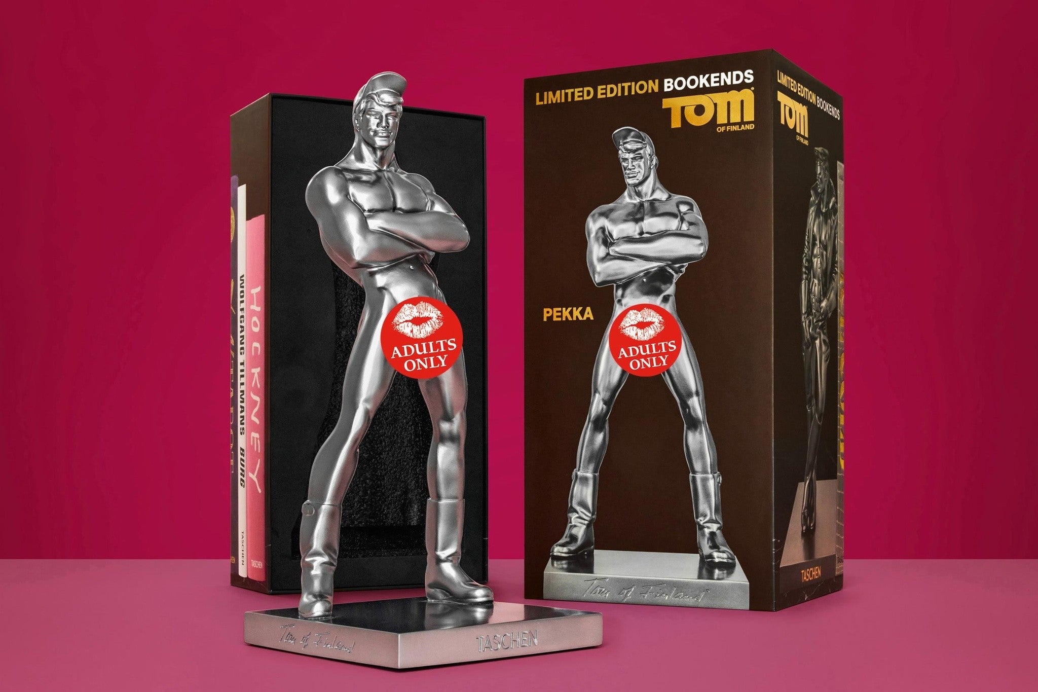 Detailansicht des Sockels mit Tom-of-Finland-Signatur