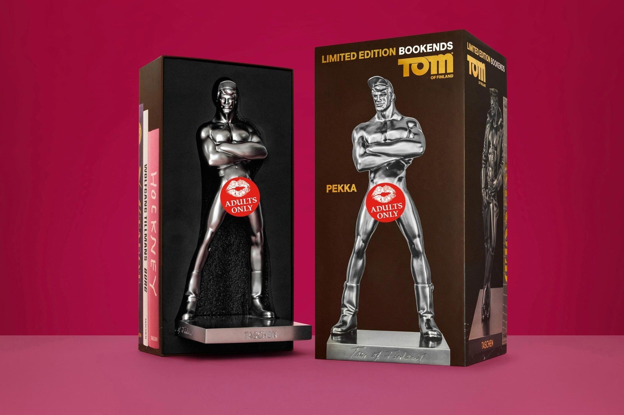 Komplette Skulptur „Pekka“ vor kräftigem Farbkontrast in Metallic-Finish