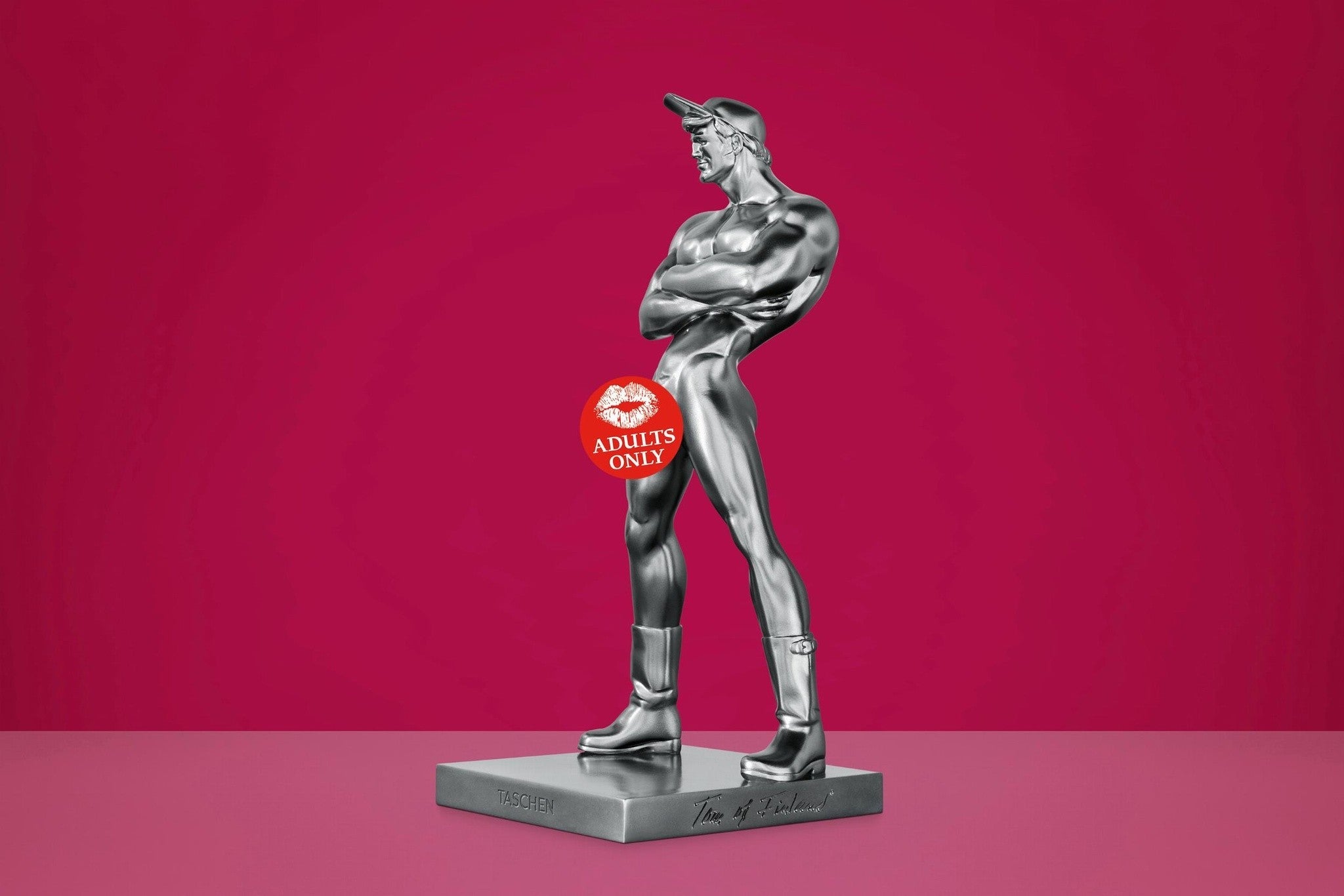 Frontalansicht der muskulösen Figur mit verschränkten Armen und Mütze