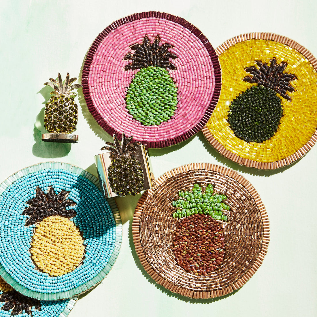 Untersetzer mit Ananas Motiv, handbestickt mit bunten Glasperlen