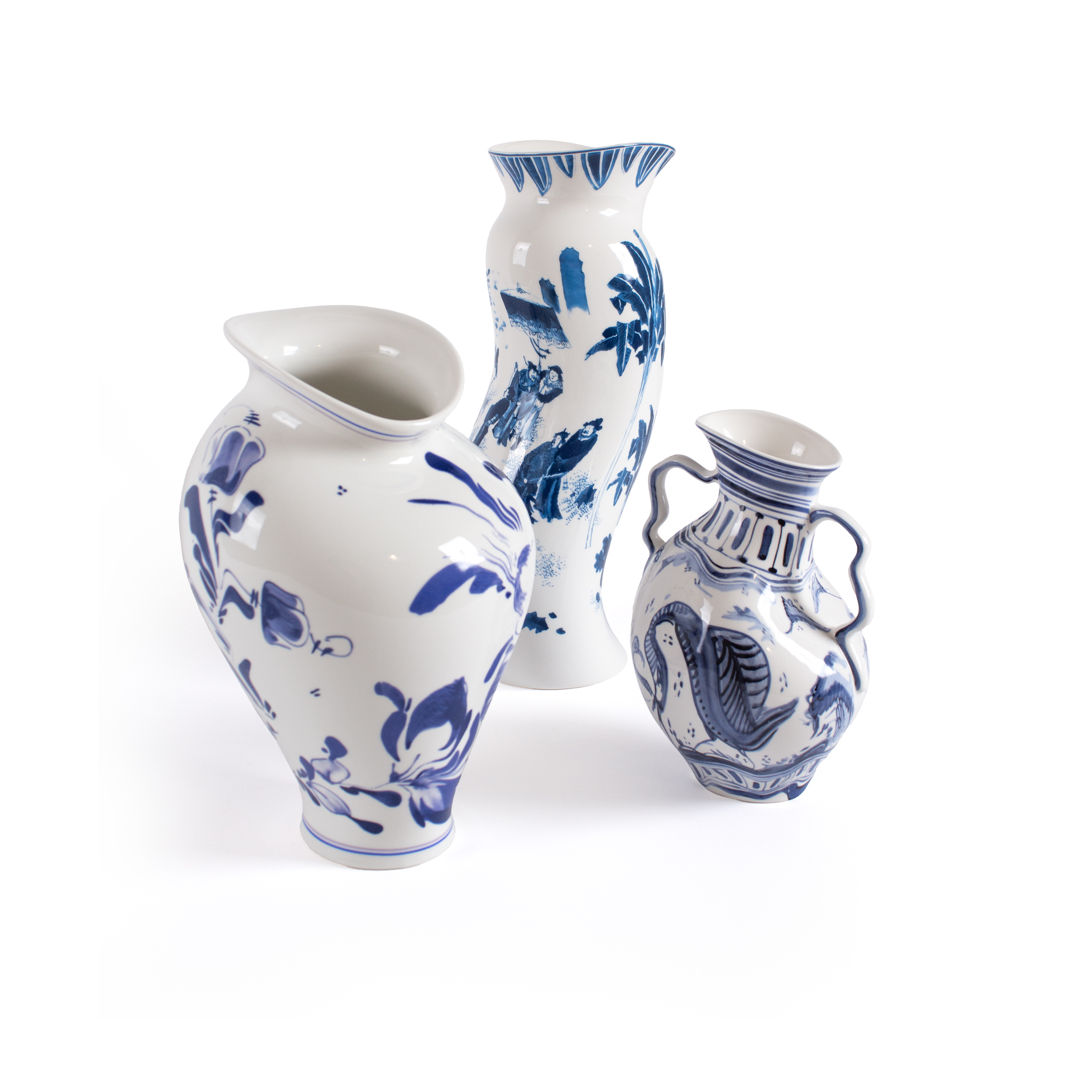 Weiße Porzellanvase mit blauem Motiv im verzerrten Look