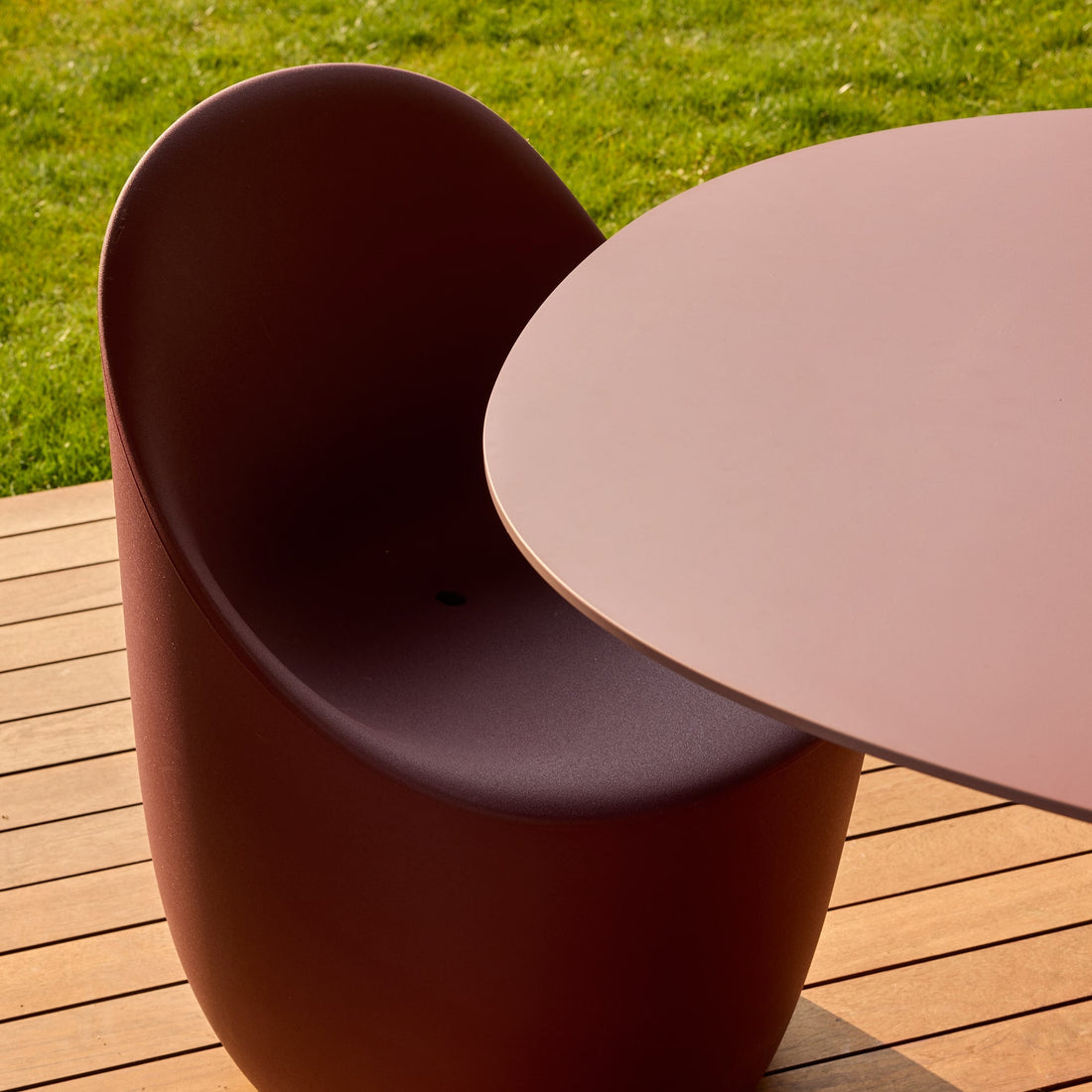 Cobble Chair von Qeeboo – Designstuhl für drinnen & draußen in indian red