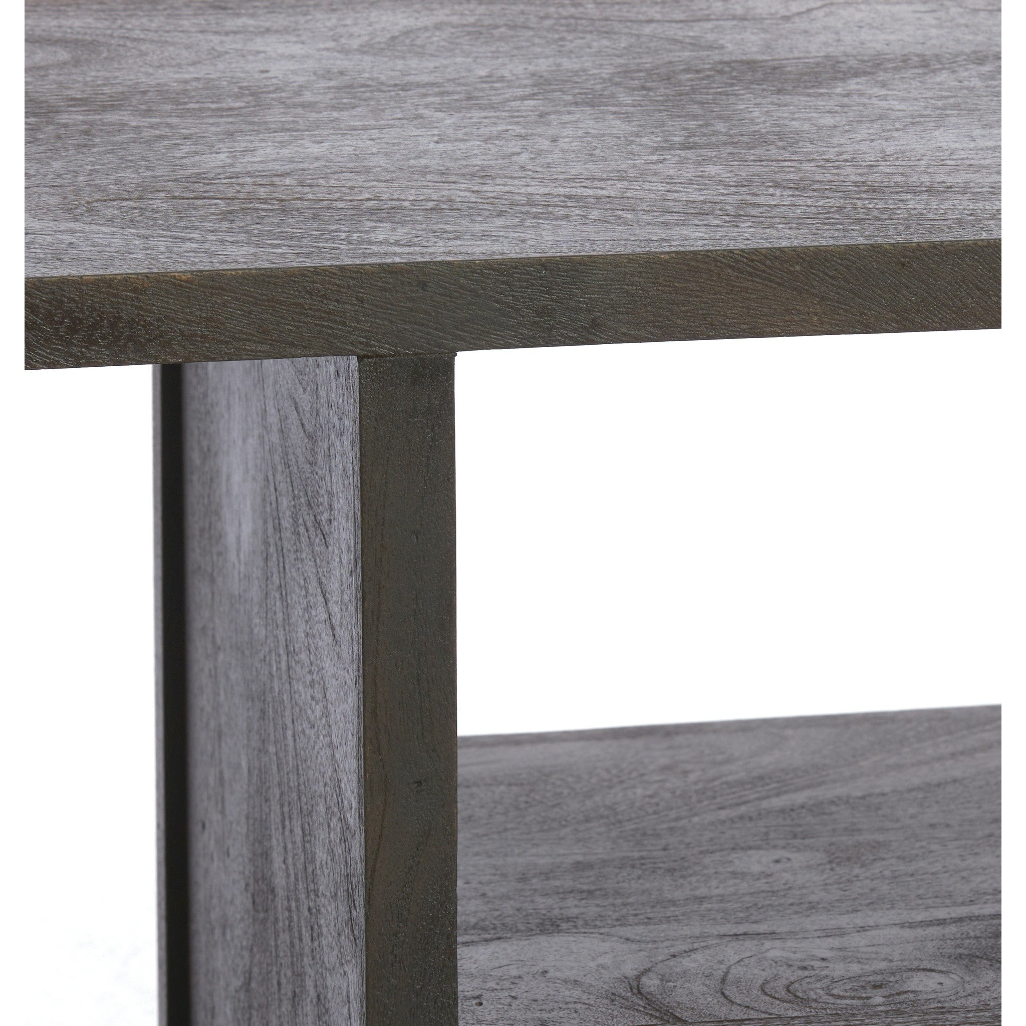 Elegantes Sideboard mit offenen Ablagen und weicher Silhouette