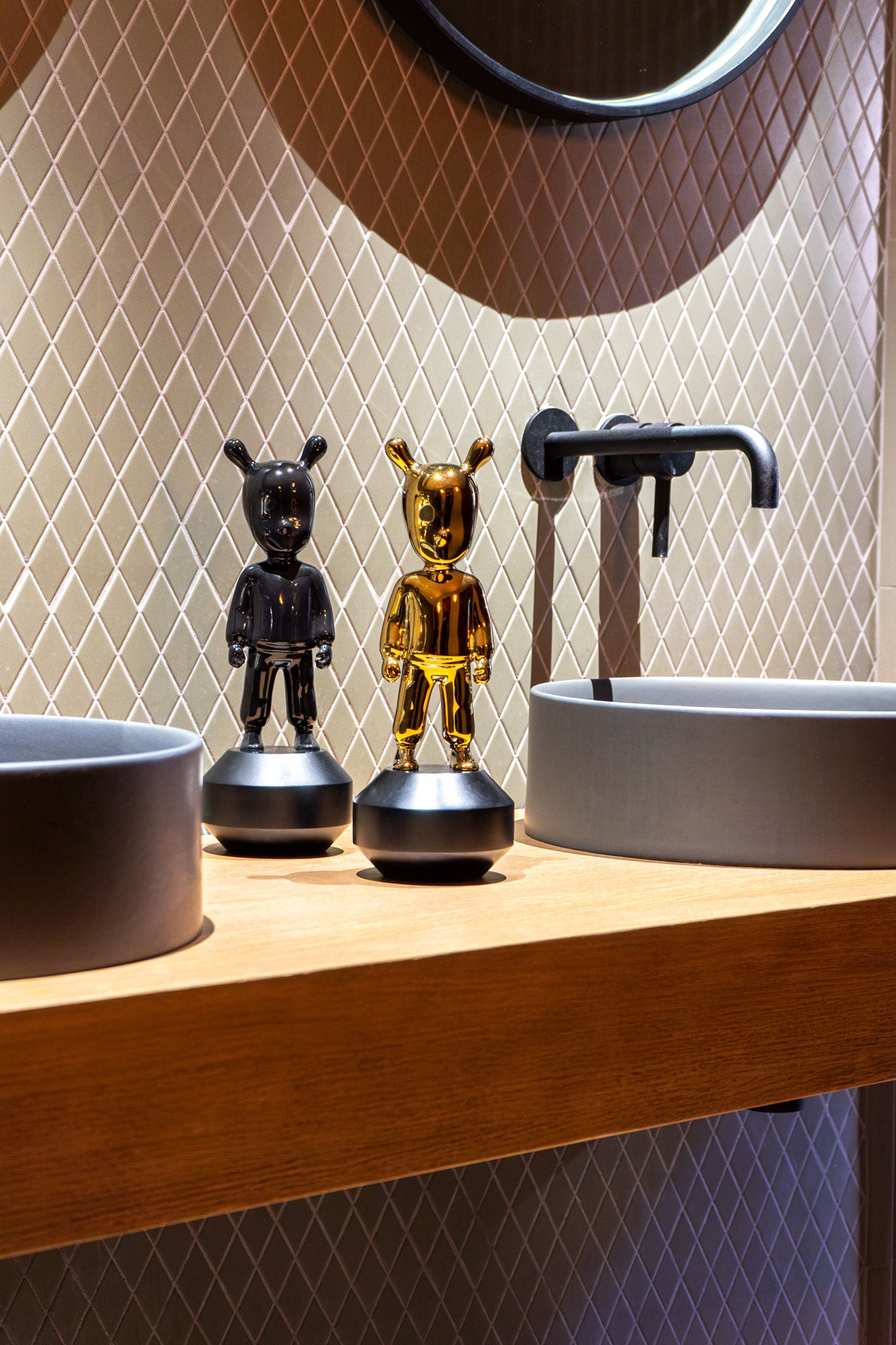 Deko Skulptur THE GUEST der Marke Lladró in Metallic in verschiedenen Größen