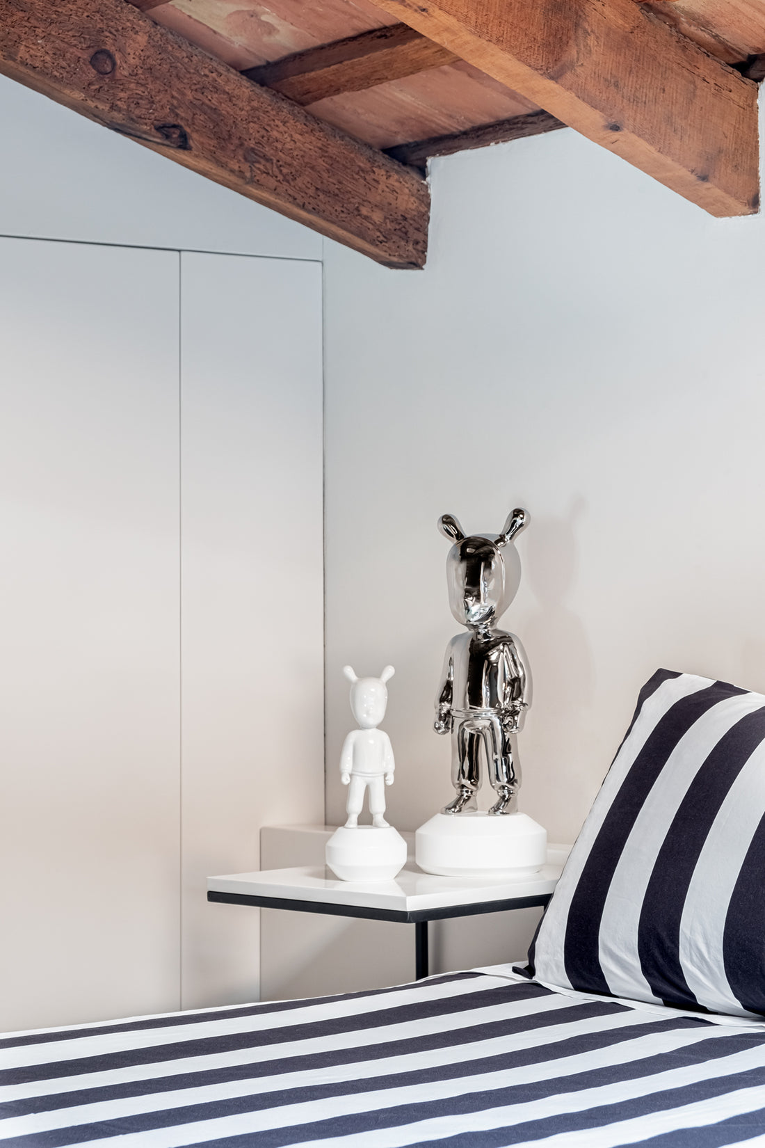 Deko Skulptur THE GUEST der Marke Lladró in Metallic in verschiedenen Größen