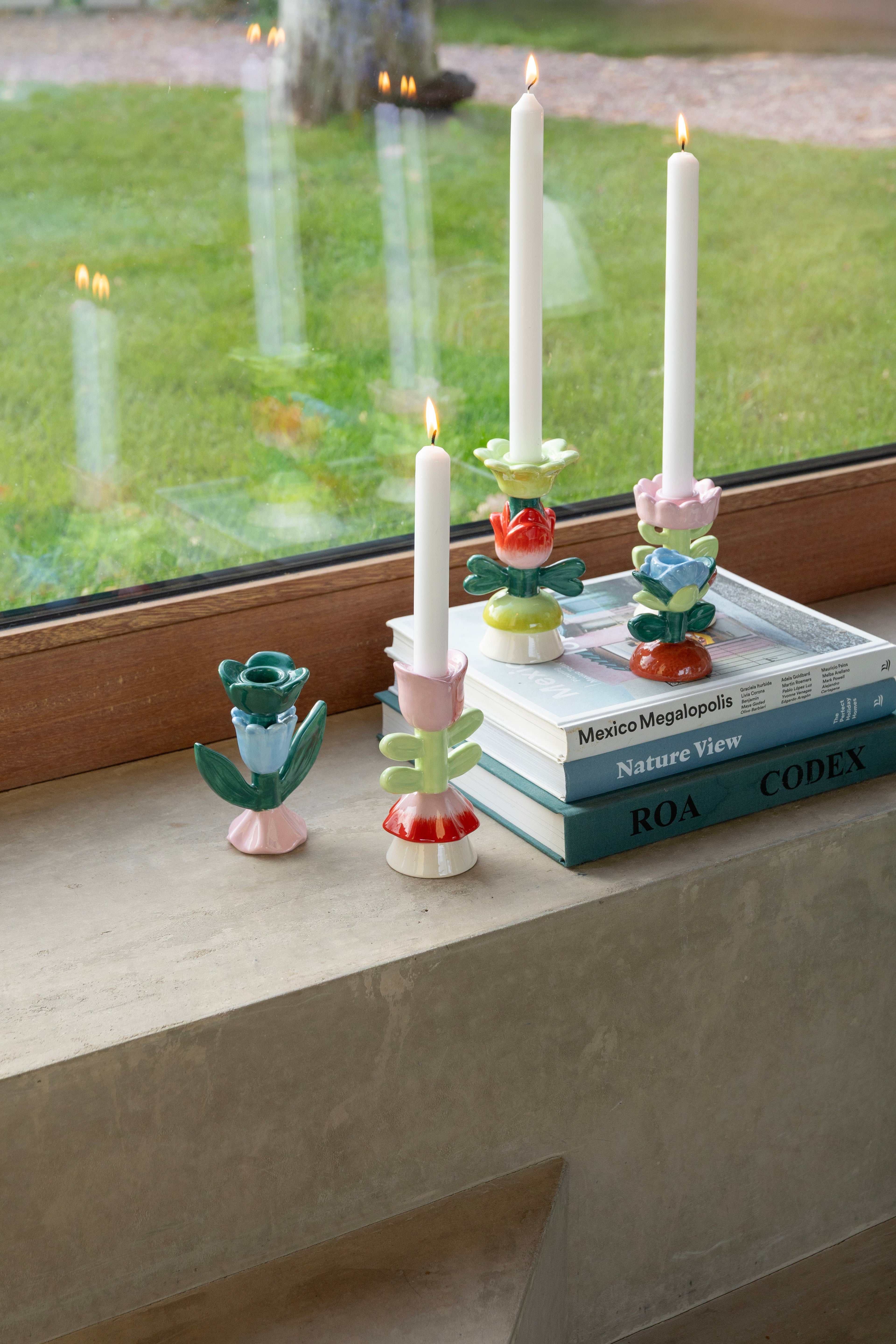 Florales Designobjekt mit handbemalter Oberfläche - Kerzenleuchter von &k Amsterdam