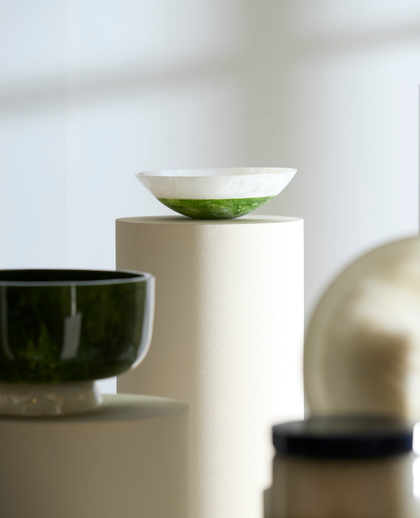 Elegante Design-Schale im harmonischen Grün-Weiß-Stil