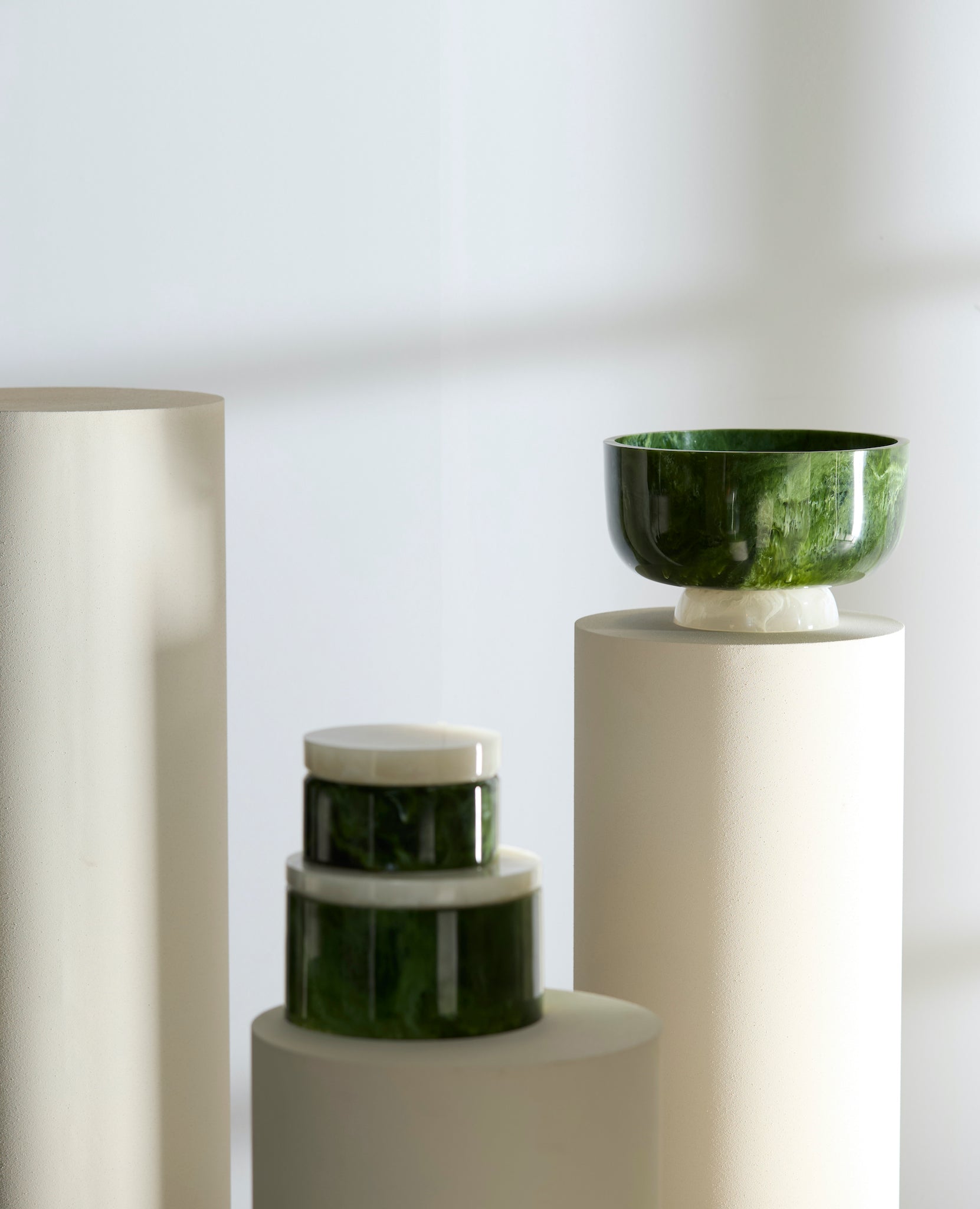 Moderne Design-Schale und dekorative Boxen im harmonischen Grün-Weiß-Kontrast von Light & Living
