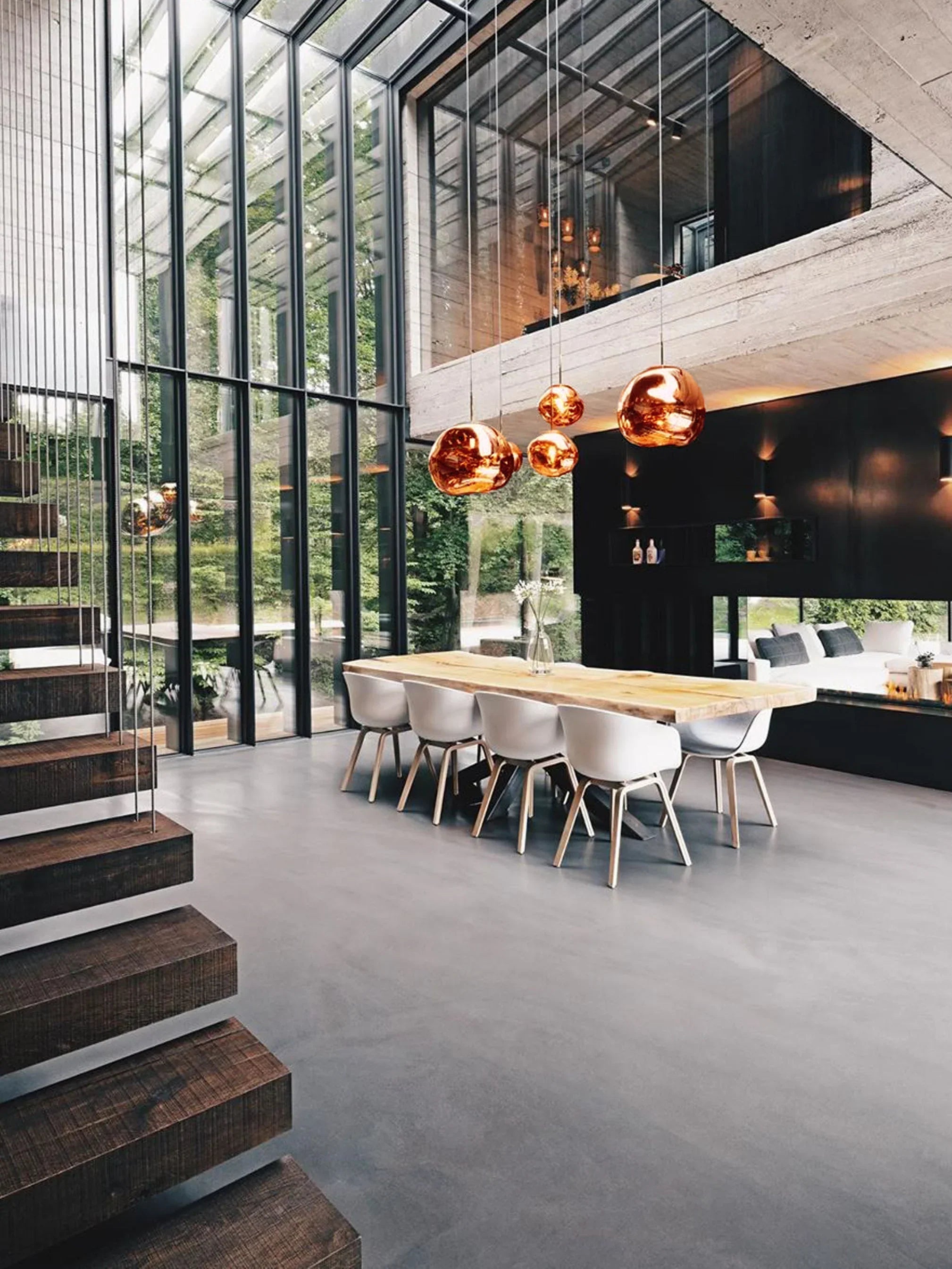 Die Melt Mini Pendant von Tom Dixon in Copper zeigt eine organische Form mit glänzender spiegelnder Oberfläche und atmosphärischem Lichtschein.