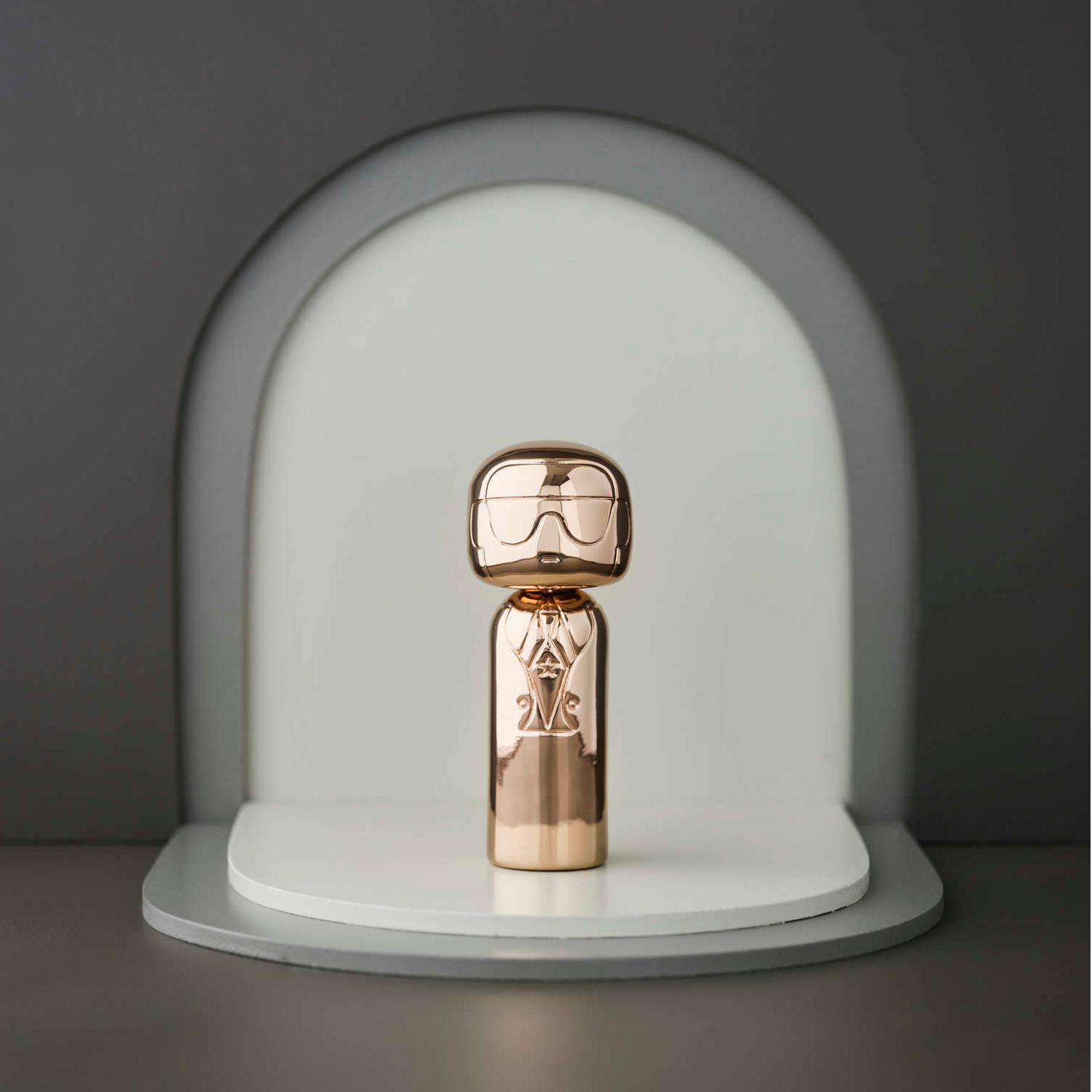 Roségoldene Modefigur aus Metall als stilvolles Dekoobjekt