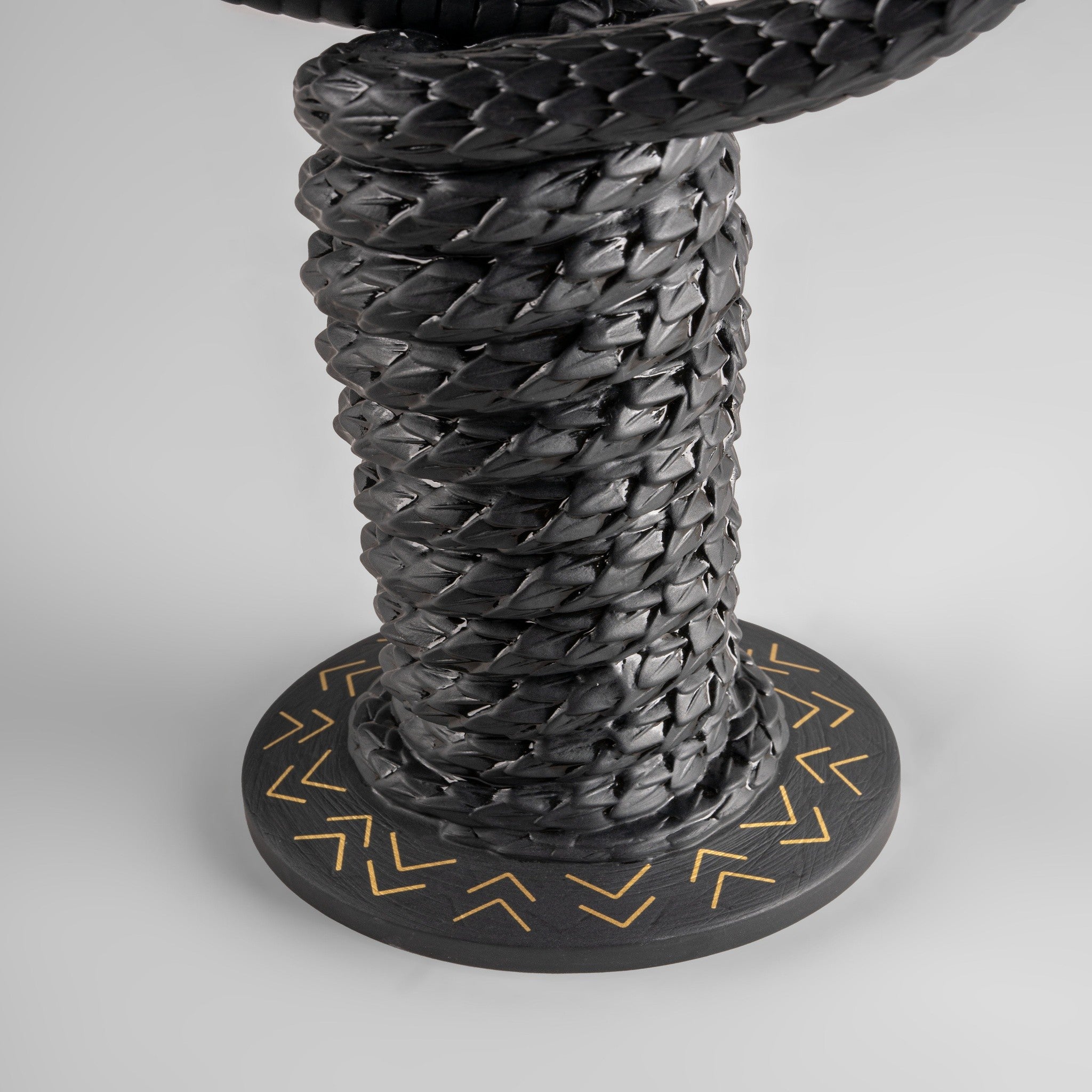 Schlangen-Kerzenständer als edler Hingucker im Wohnraum